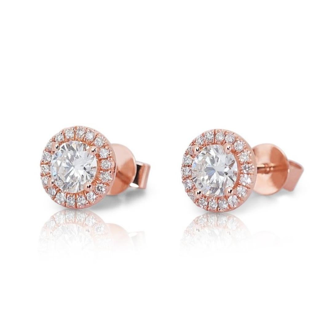 Orecchini a perno con diamanti da 1,60 carati in oro rosa 18 carati - certificati GIA

Eleva il tuo stile con questi squisiti orecchini con diamante a raggiera. Realizzati in oro rosa 18 carati, questi orecchini presentano un'accattivante miscela di
