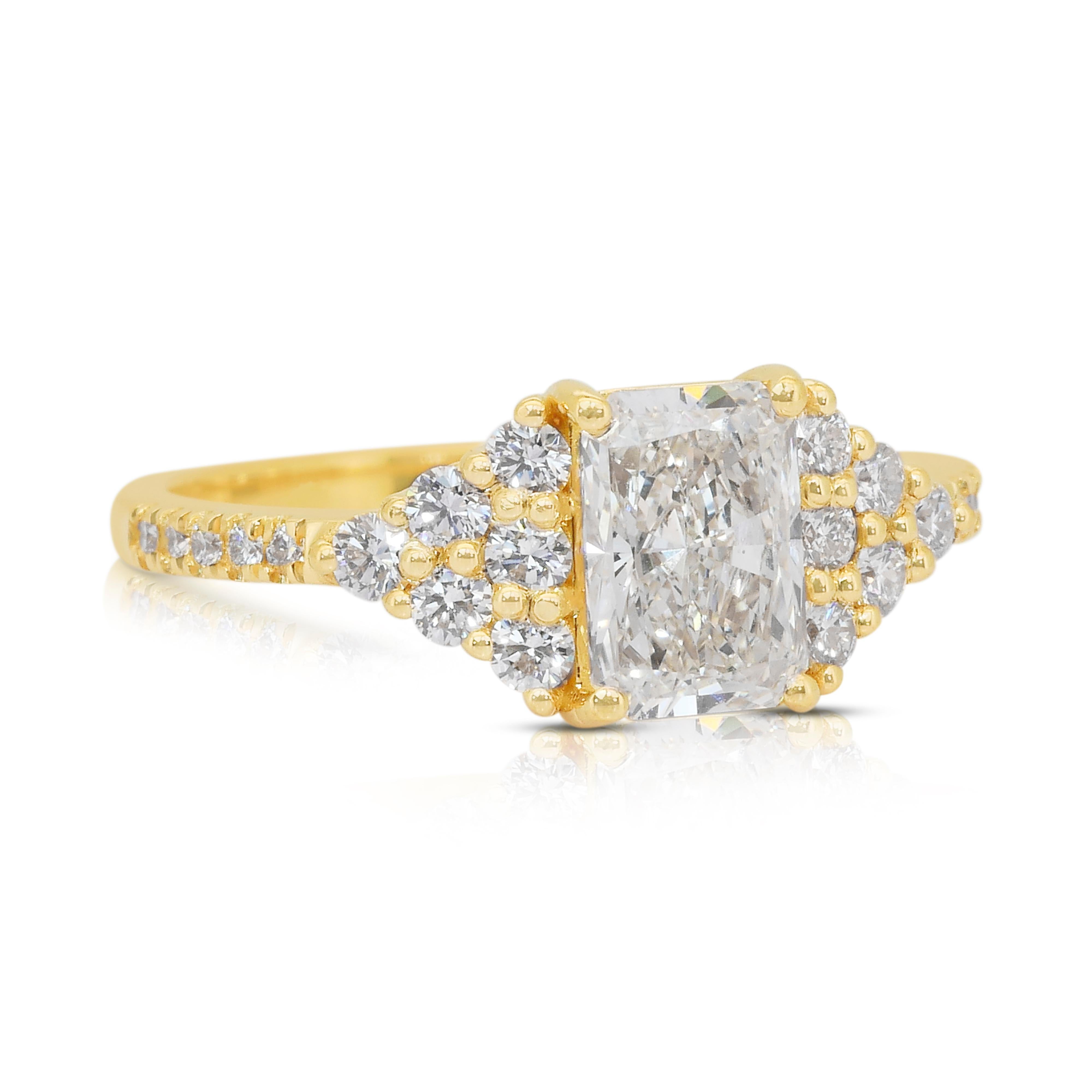 Taglio radiant Abbagliante anello con pavé di diamanti da 1,60 carati in oro giallo 18 carati - certificato IGI in vendita