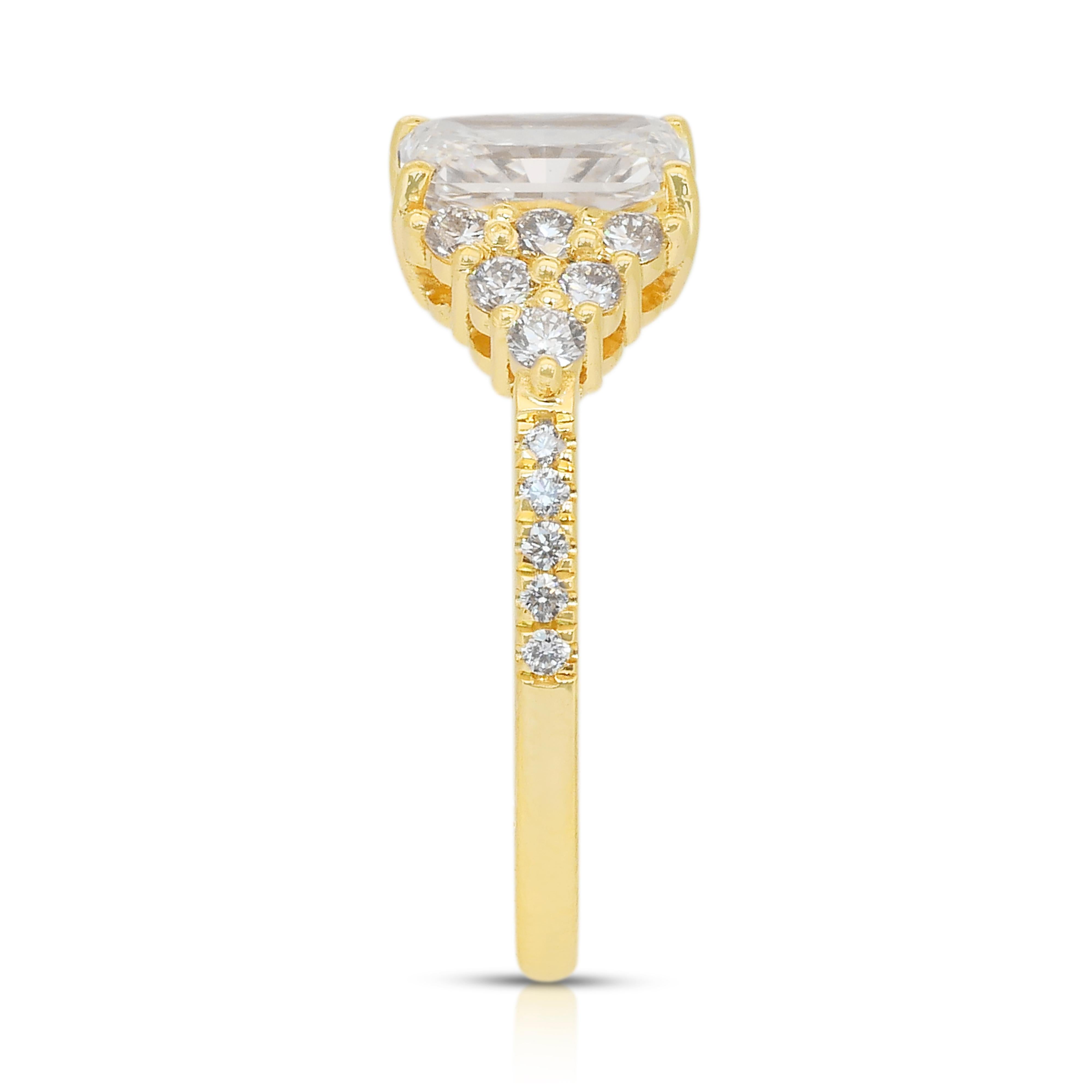 Abbagliante anello con pavé di diamanti da 1,60 carati in oro giallo 18 carati - certificato IGI in vendita 2