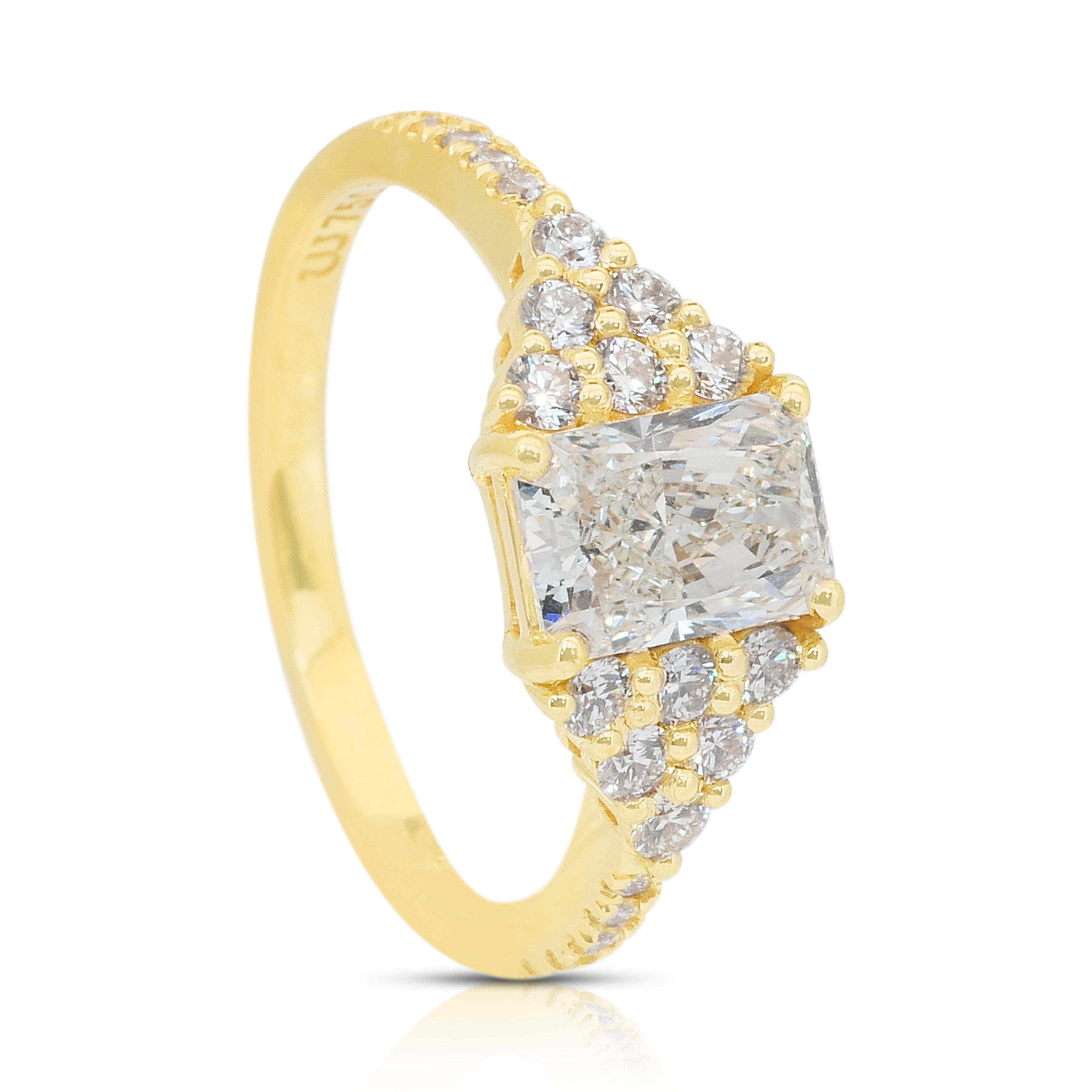 Abbagliante anello con pavé di diamanti da 1,60 carati in oro giallo 18 carati - certificato IGI in vendita 3