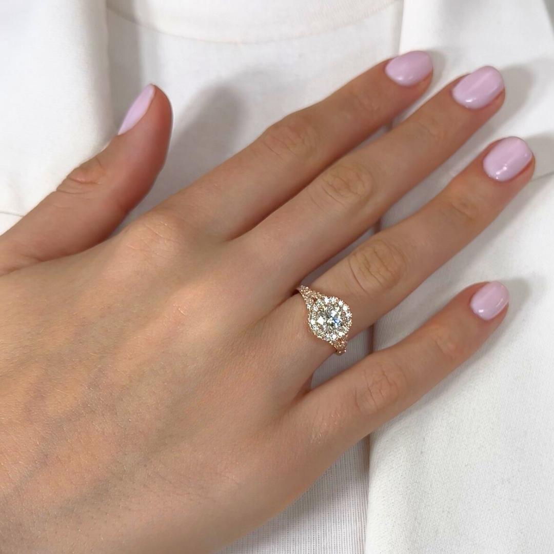 Abbagliante anello aureolato con 1,61 carati di diamanti in oro rosa 18 carati - certificato IGI

Questo anello in oro rosa 18 carati presenta al centro uno splendido diamante tondo brillante da 1,11 carati. Intorno al centro ci sono 38 diamanti