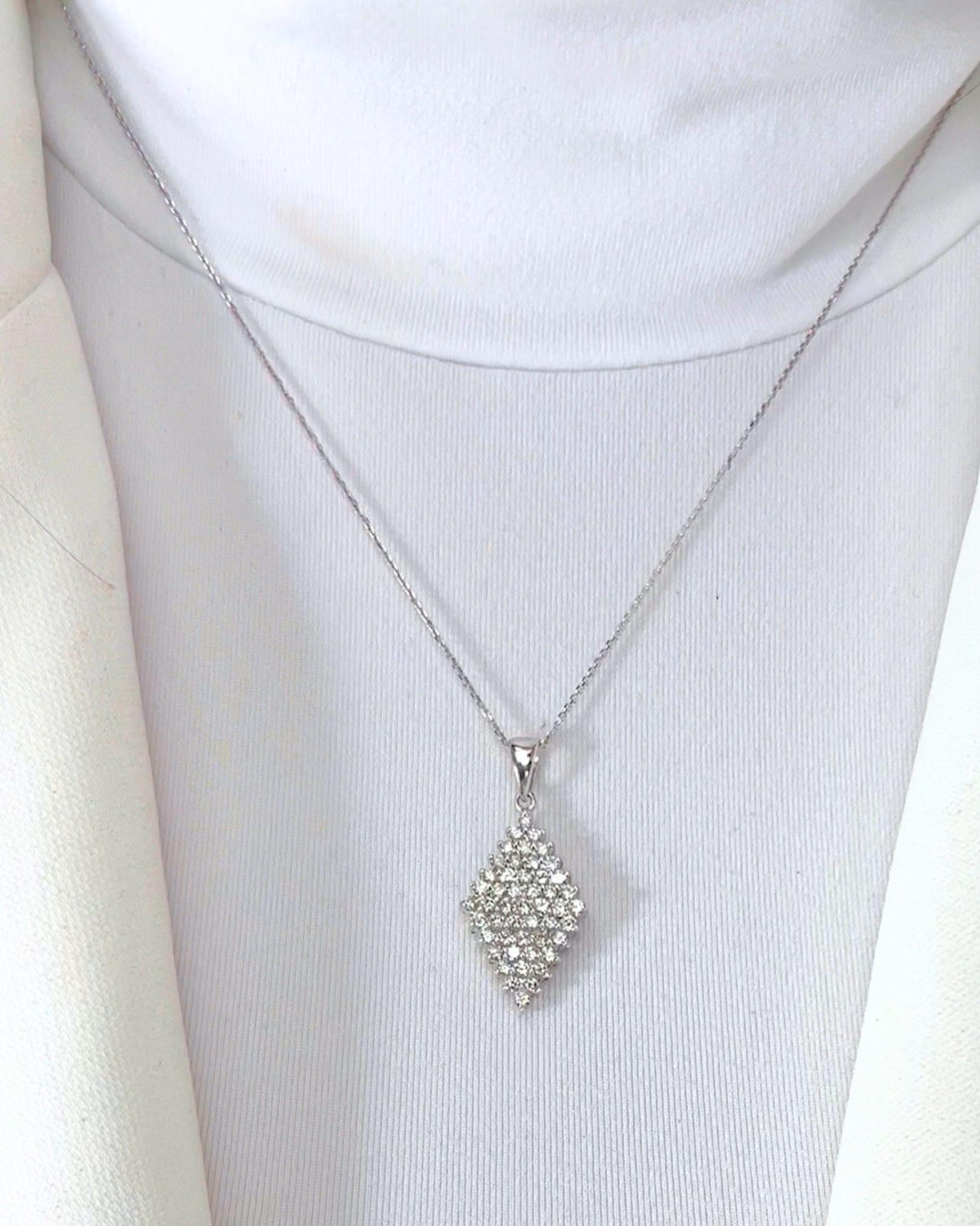 Schillernde 1,62ct Diamanten Halskette mit Anhänger in 18k Weißgold - IGI zertifiziert

Strahlen Sie mühelose Eleganz aus mit dieser fesselnden Halskette aus 18 Karat Weißgold, besetzt mit 49 schimmernden runden Diamanten von insgesamt 1,62 Karat.