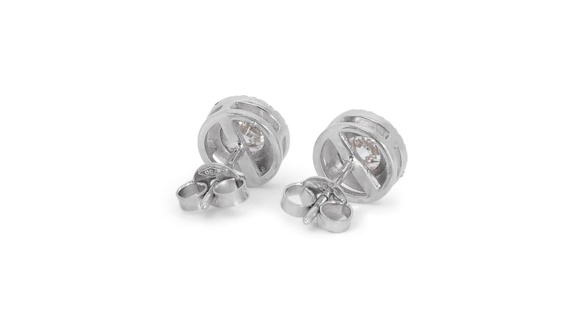 Dazzling 1.65ct Diamond Halo Stud Earrings in 18k White Gold - GIA Certified In New Condition For Sale In רמת גן, IL