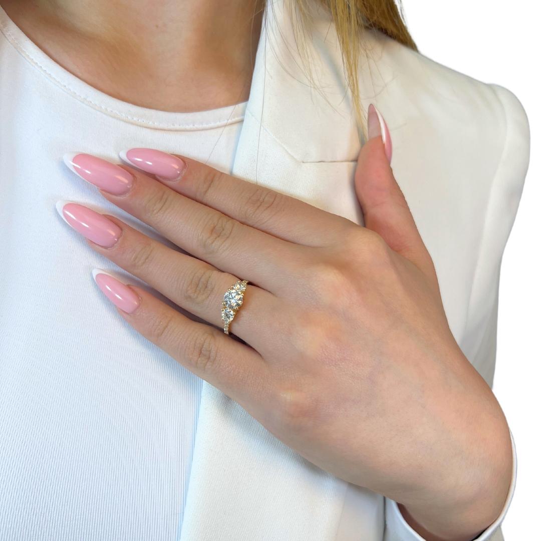 Schillernder 1,70 Karat Diamanten Pave-Ring aus 18 Karat Gelbgold - IGI-zertifiziert

Ein Meisterwerk der Eleganz: Dieser atemberaubende Pave-Ring präsentiert einen brillanten Diamanten im Rundschliff von 1,00 Karat, der für außergewöhnliche