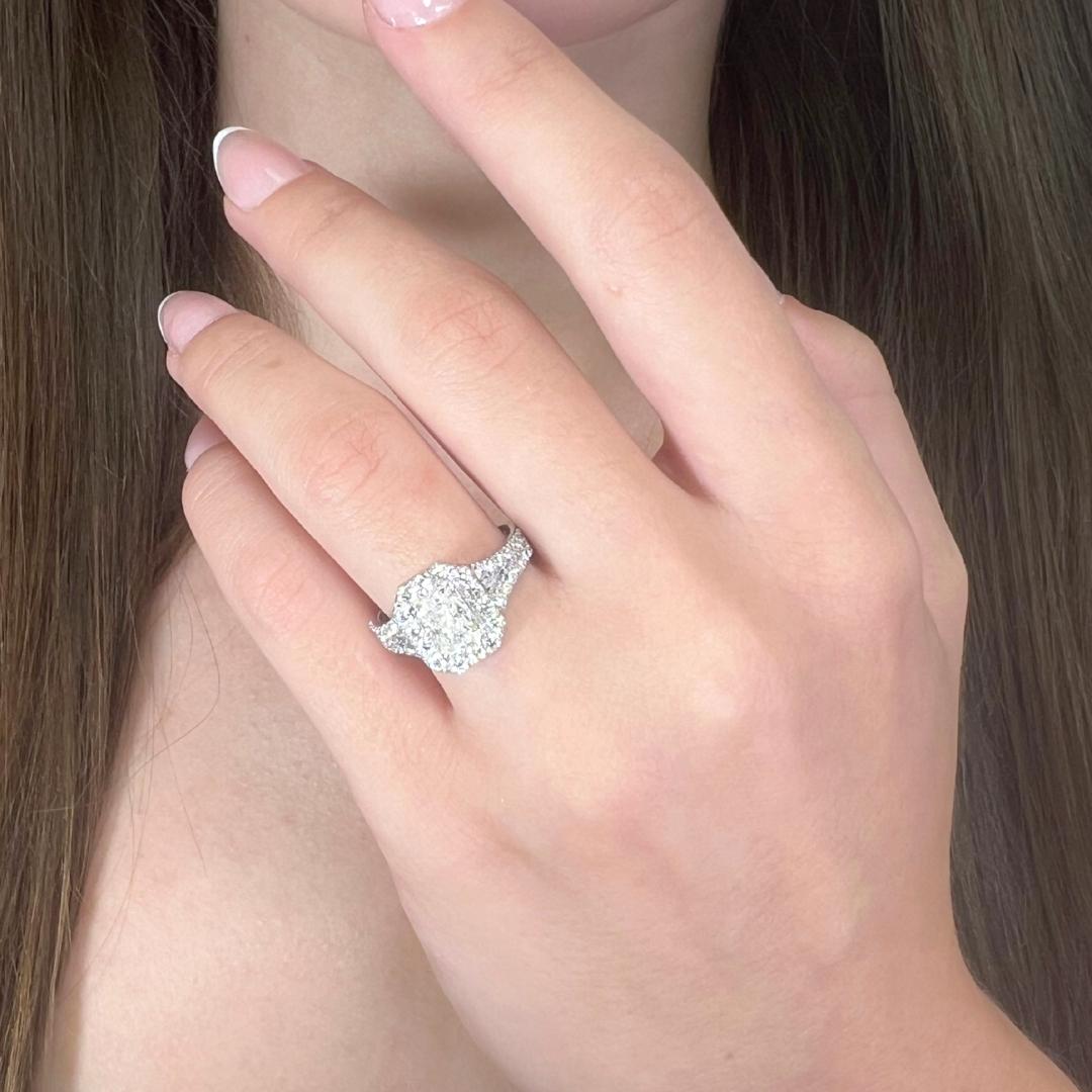 Bague halo en or blanc 18 carats de 1,73 ct de diamants éblouissants - Certifiée IGI

Mélange frappant d'élégance et de brillance, cette bague halo en or blanc 18 carats présente en son centre un captivant diamant taille radiant de 1,01 carat.