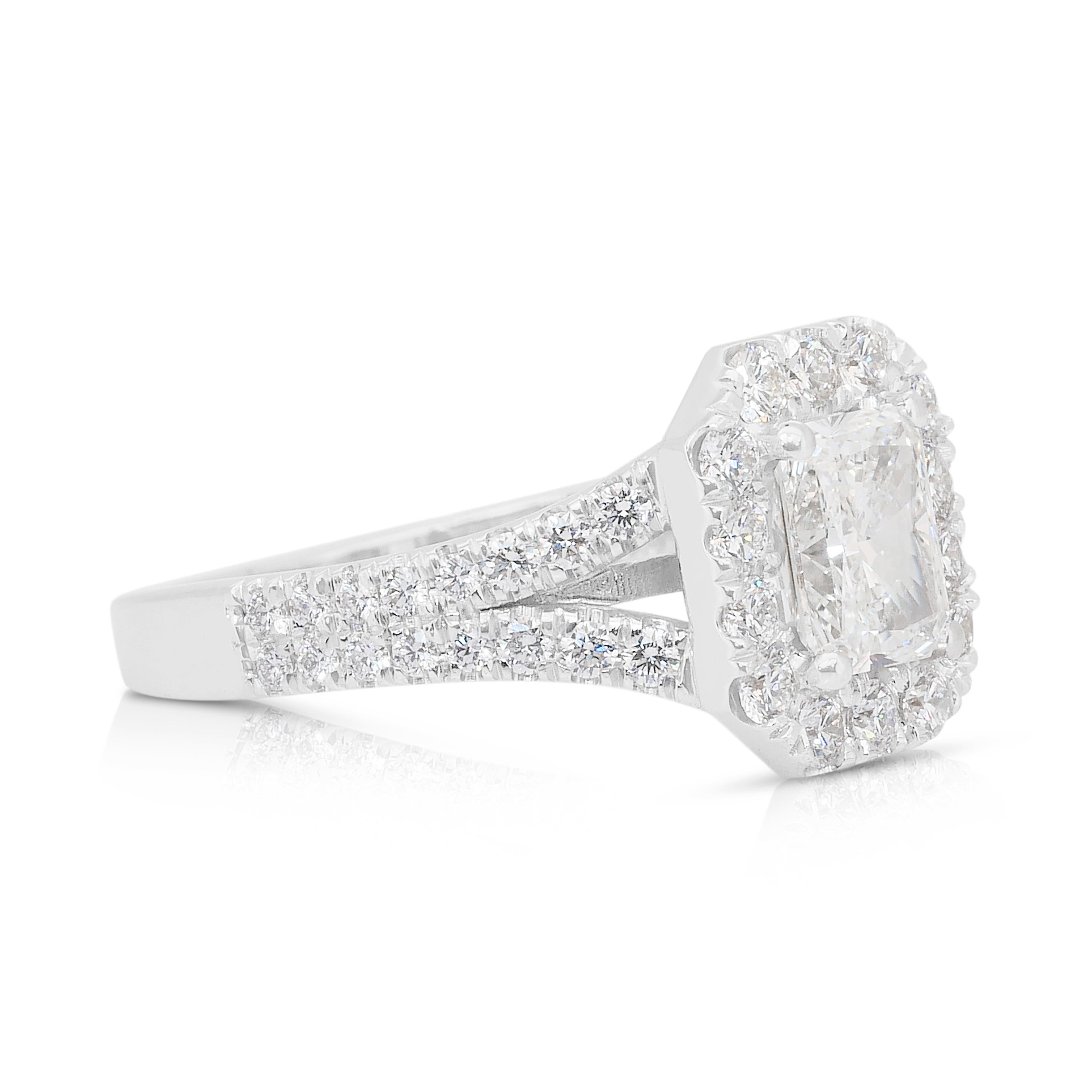 Taille radiant Bague halo en or blanc 18 carats de 1,73 ct de diamants éblouissants - Certifiée IGI en vente