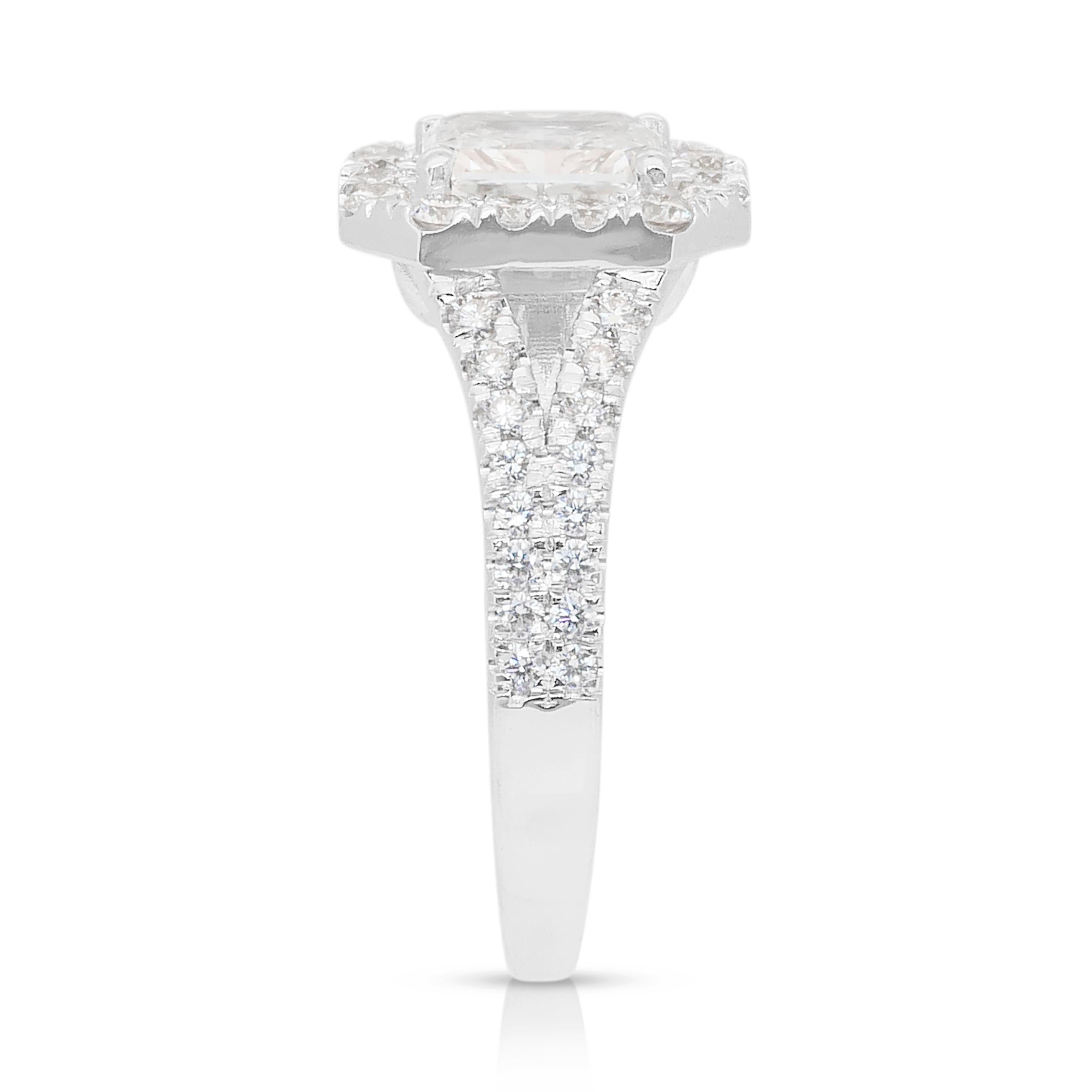 Bague halo en or blanc 18 carats de 1,73 ct de diamants éblouissants - Certifiée IGI en vente 2