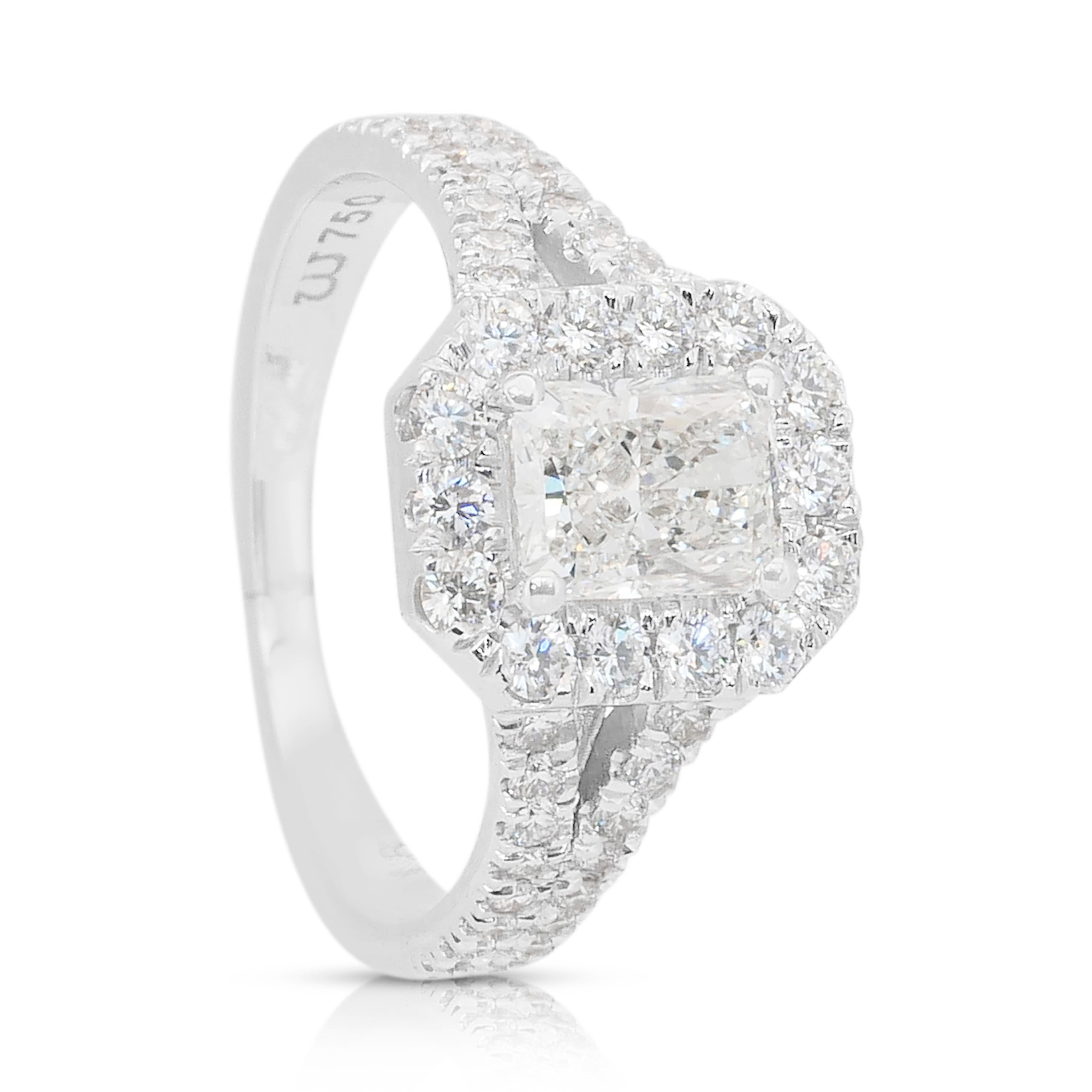 Bague halo en or blanc 18 carats de 1,73 ct de diamants éblouissants - Certifiée IGI en vente 3
