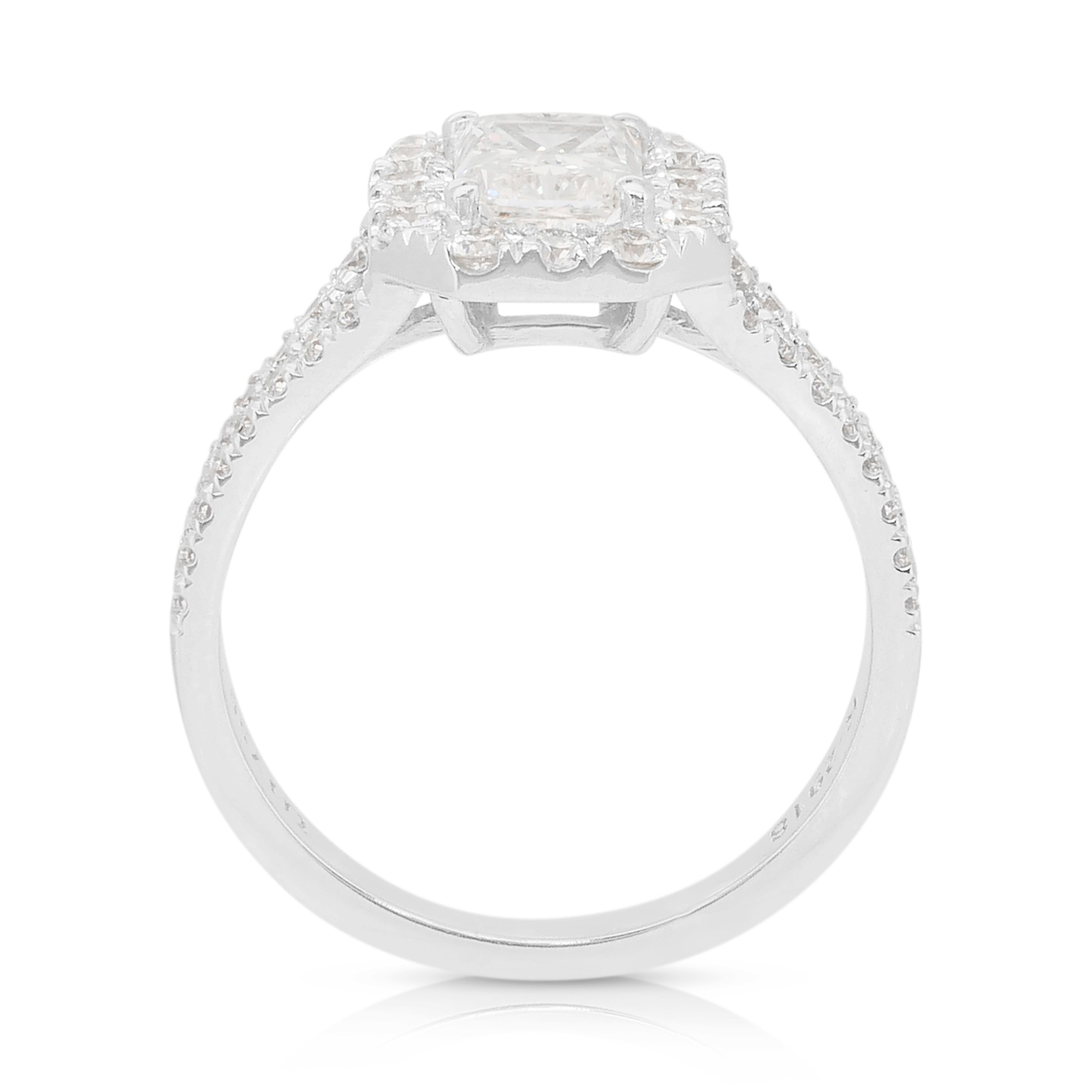 Bague halo en or blanc 18 carats de 1,73 ct de diamants éblouissants - Certifiée IGI en vente 4