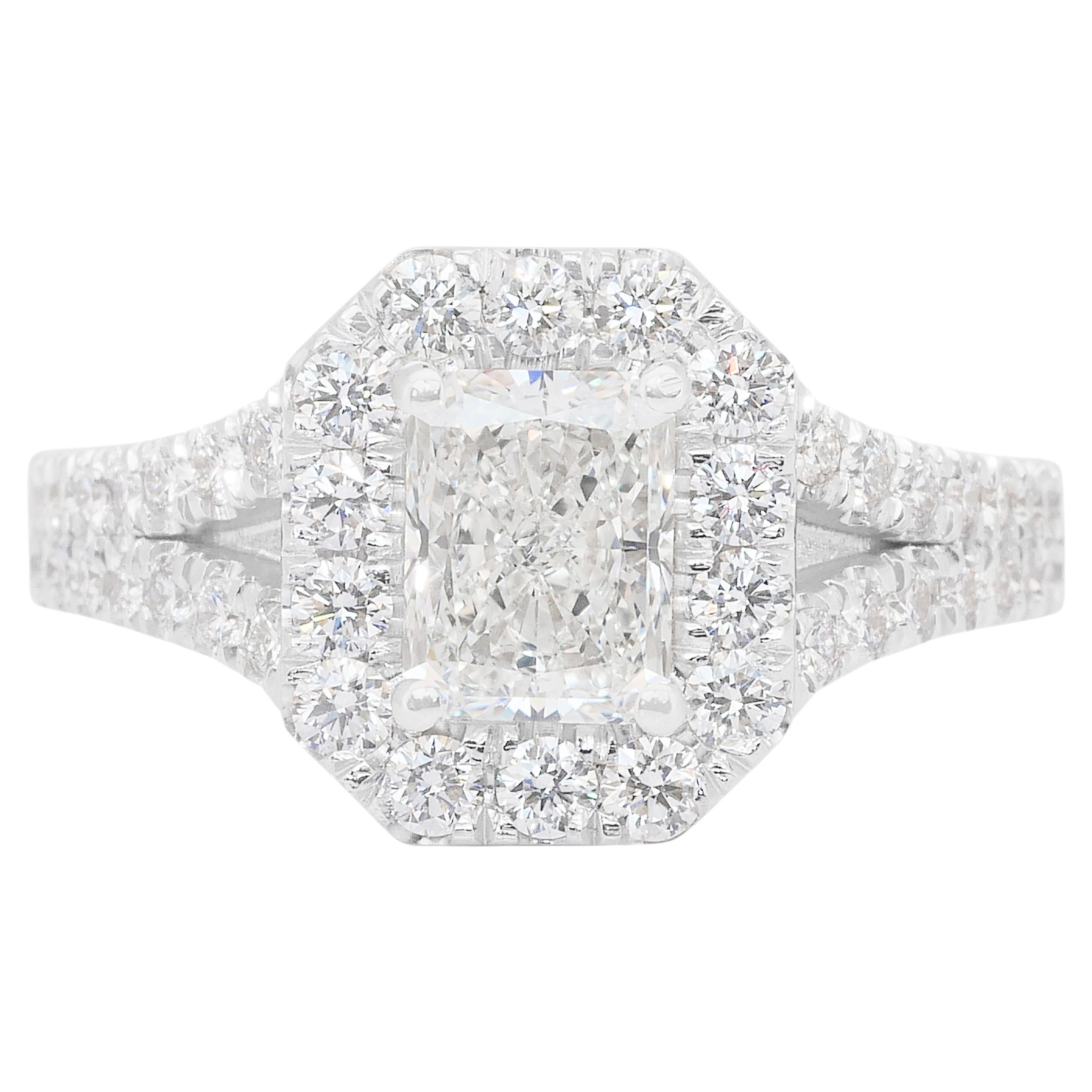 Schillernde 1,73ct Diamanten Halo Ring in 18k Weißgold - IGI zertifiziert