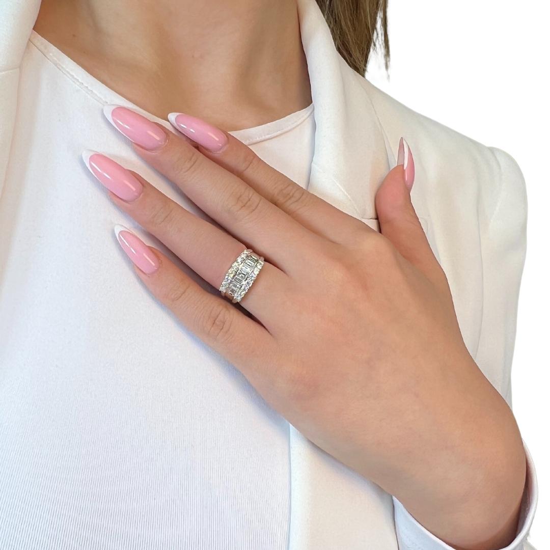 Dazzling 1.80ct Diamonds Cluster Ring in 18k White Gold - IGI Certified

This 18k white gold ring showcases seven exquisite emerald-cut diamonds (1.00ct), for unmatched brilliance. This masterpiece radiates timeless elegance, encircled by 16 round