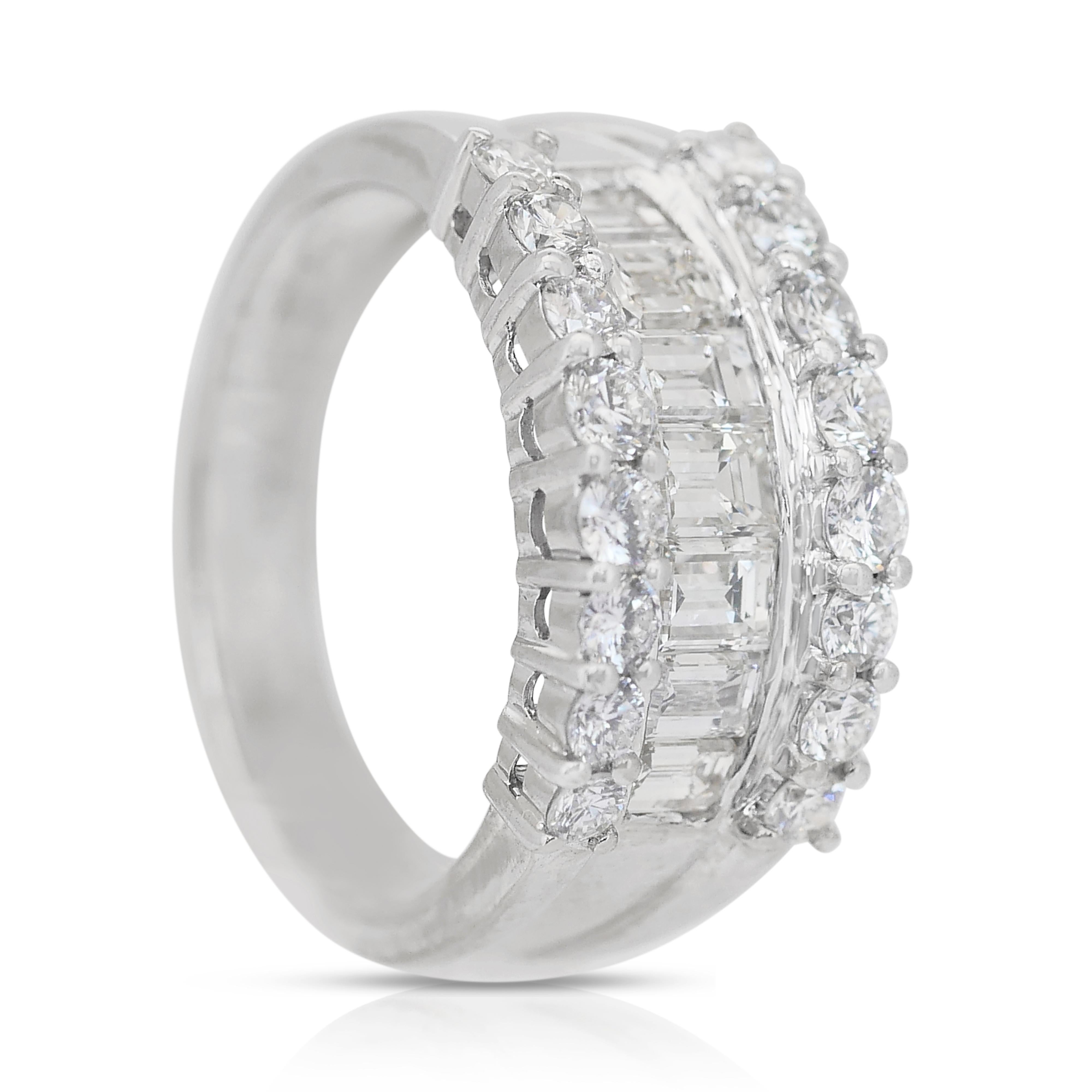 Dazzling 1.80ct Diamonds Cluster Ring in 18k White Gold - IGI Certified In New Condition In רמת גן, IL