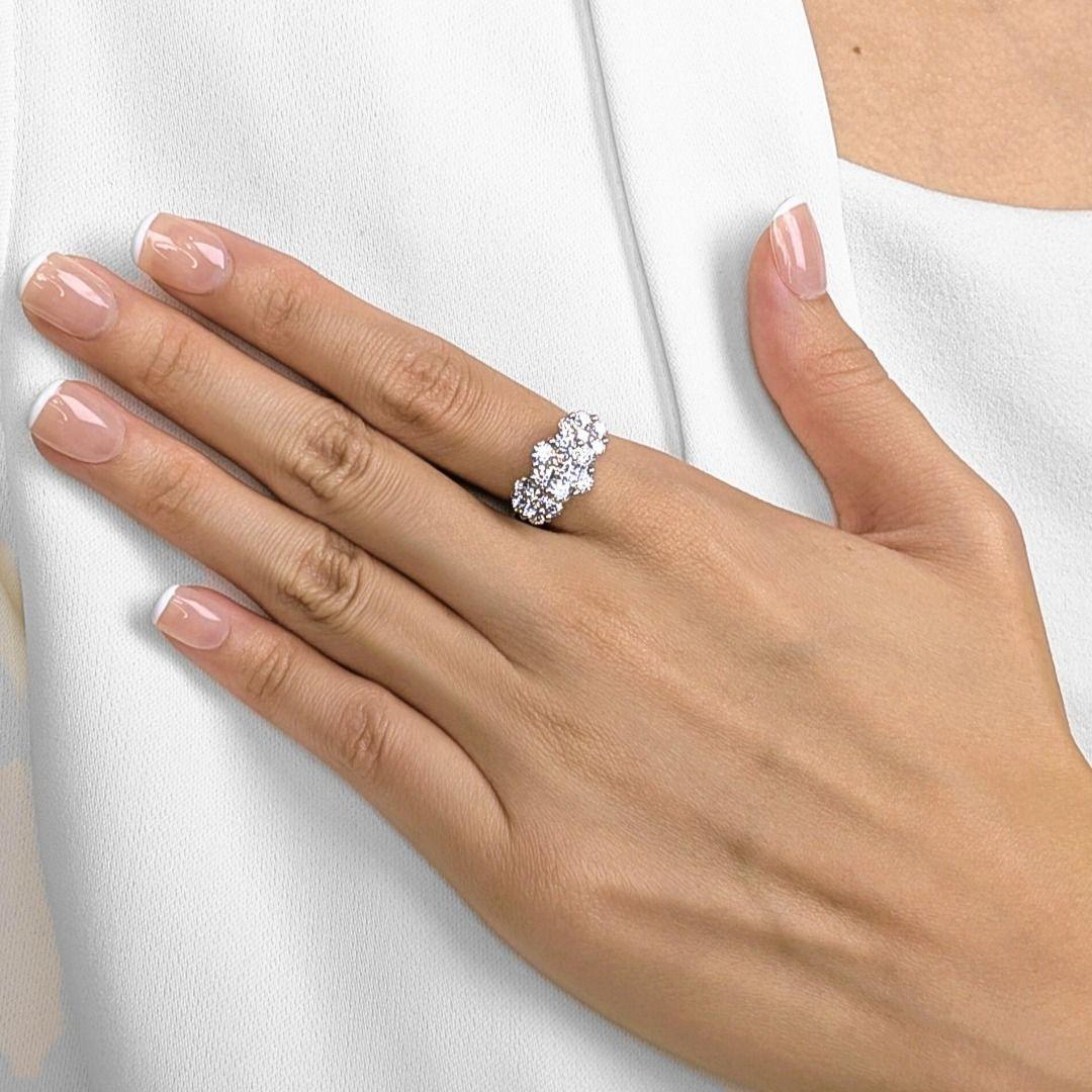 Cette bague brillante éblouit par ses 21 diamants ronds naturels de 1,80ct, chacun soigneusement sélectionné pour sa couleur J et sa pureté VS. Le design/One crée un rayonnement de lumière, donnant l'illusion d'un centre de table plus grand tout en