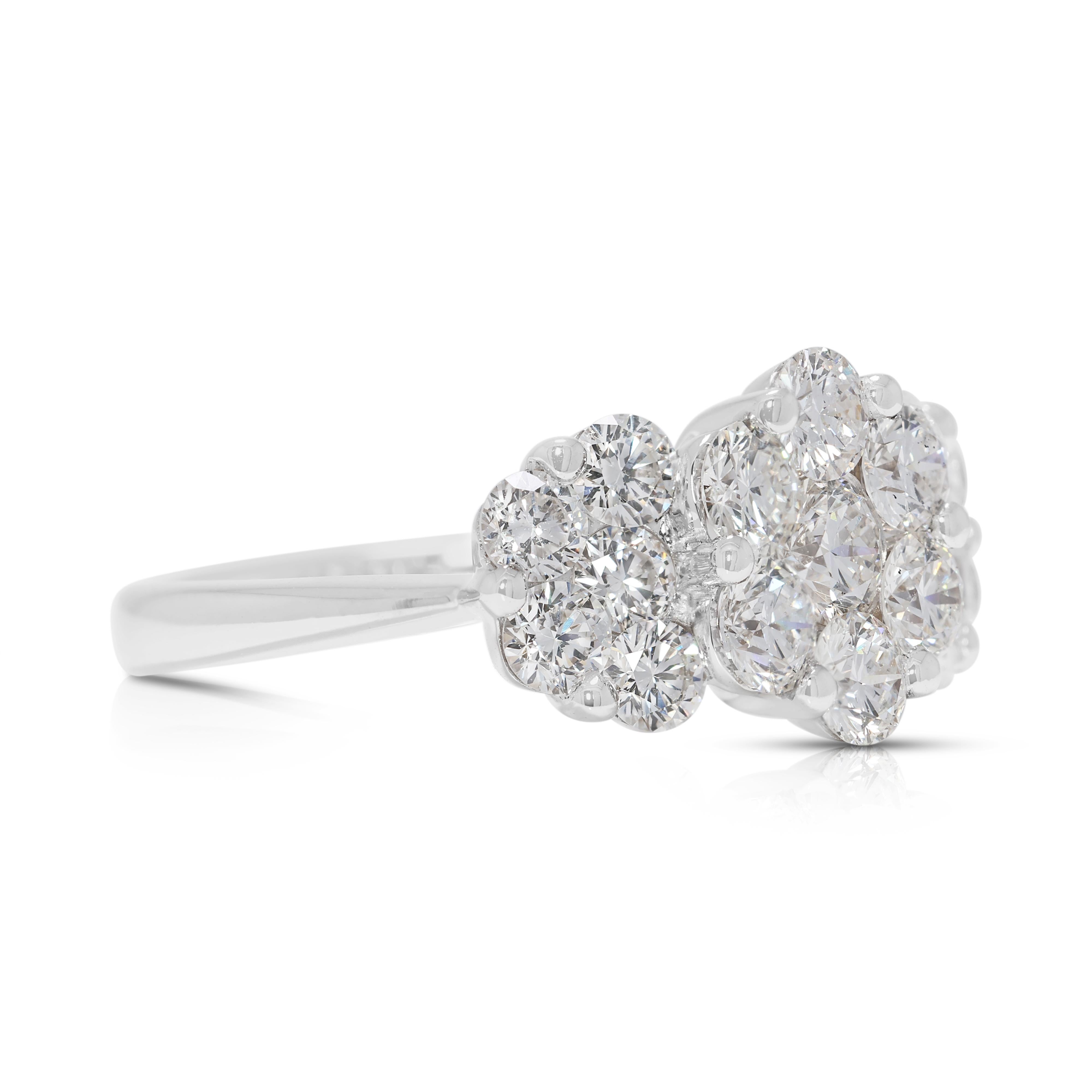 Taille ronde Bague éblouissante en or blanc 18 carats de 1,80 ct de diamants naturels en grappe en vente