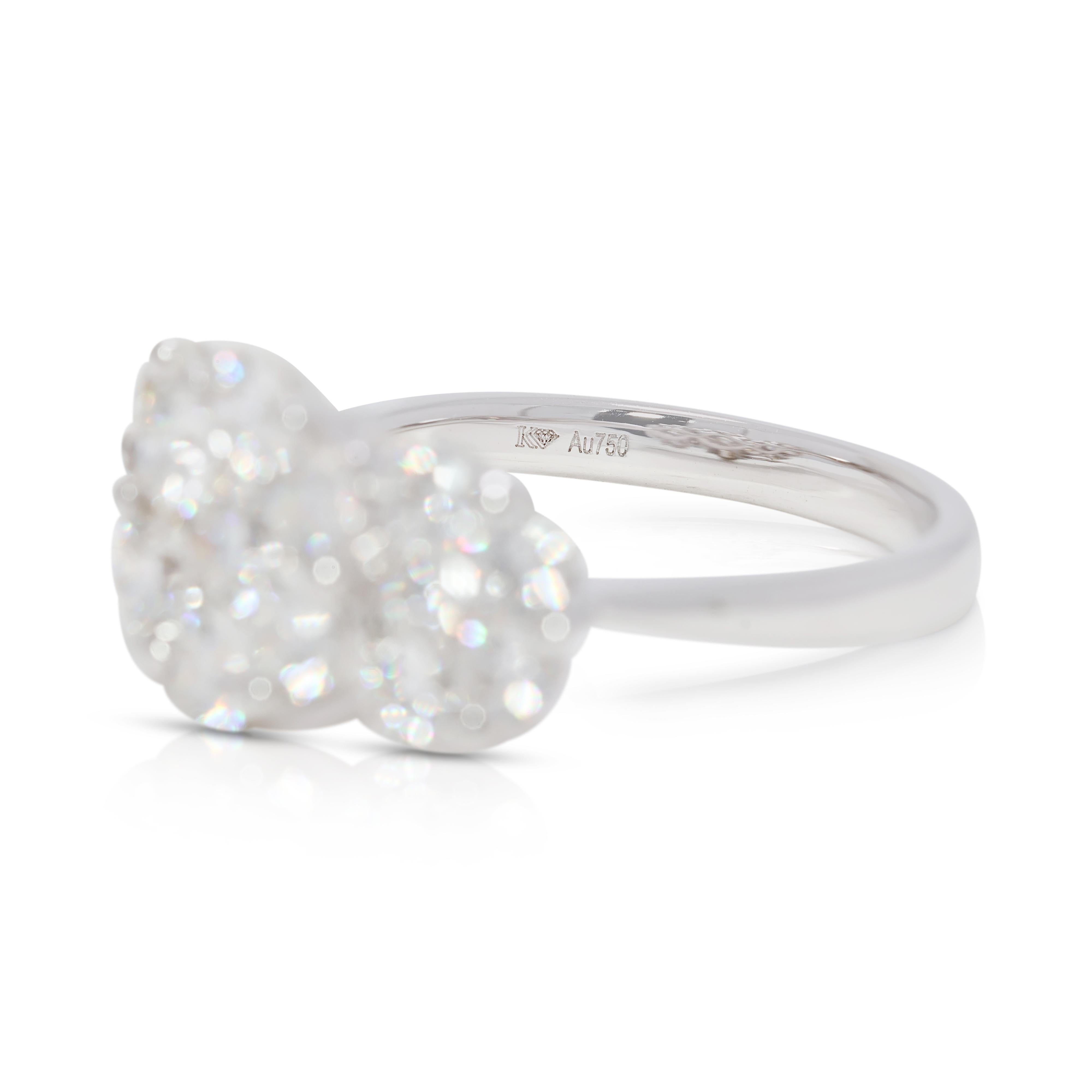 Bague éblouissante en or blanc 18 carats de 1,80 ct de diamants naturels en grappe Excellent état - En vente à רמת גן, IL