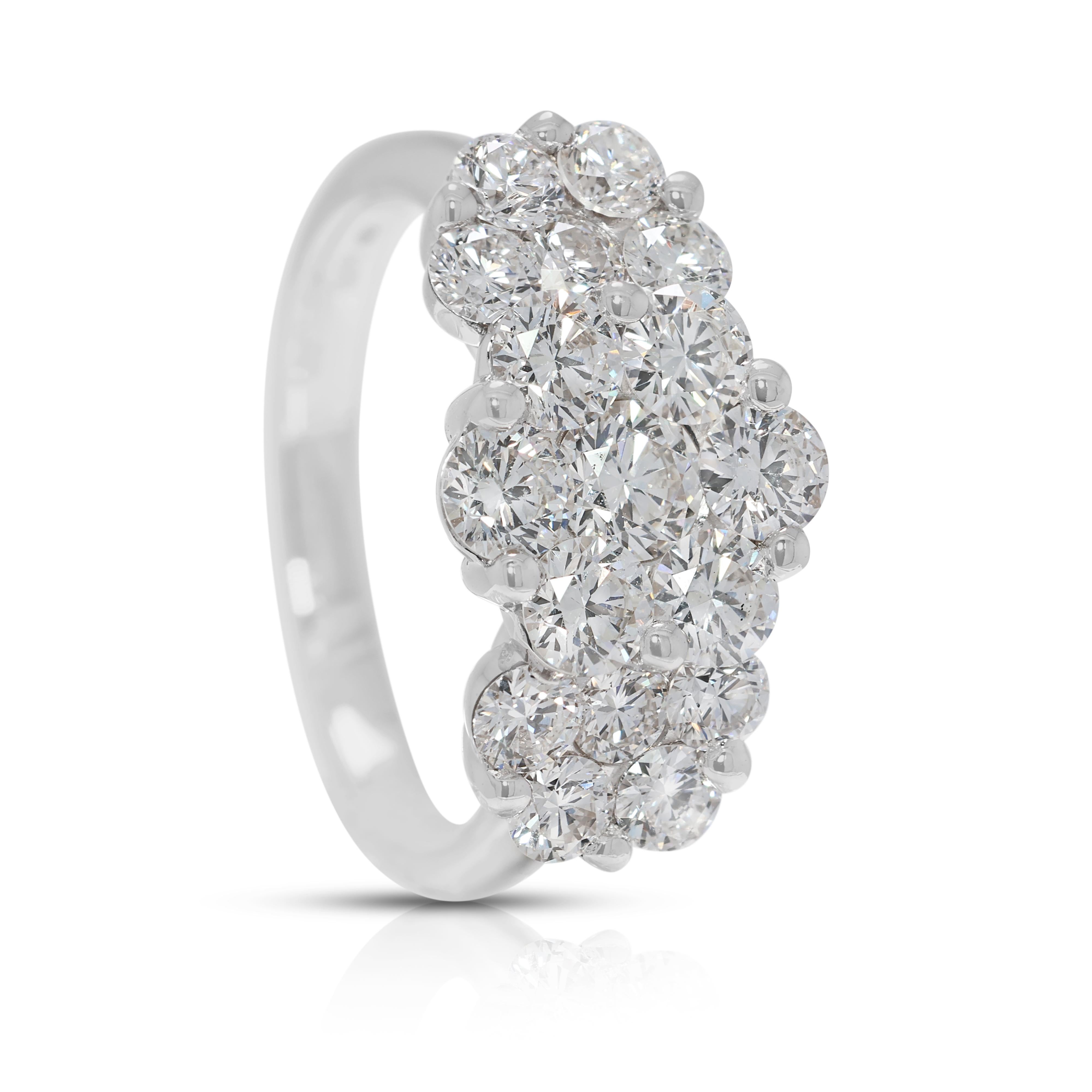 Bague éblouissante en or blanc 18 carats de 1,80 ct de diamants naturels en grappe Pour femmes en vente