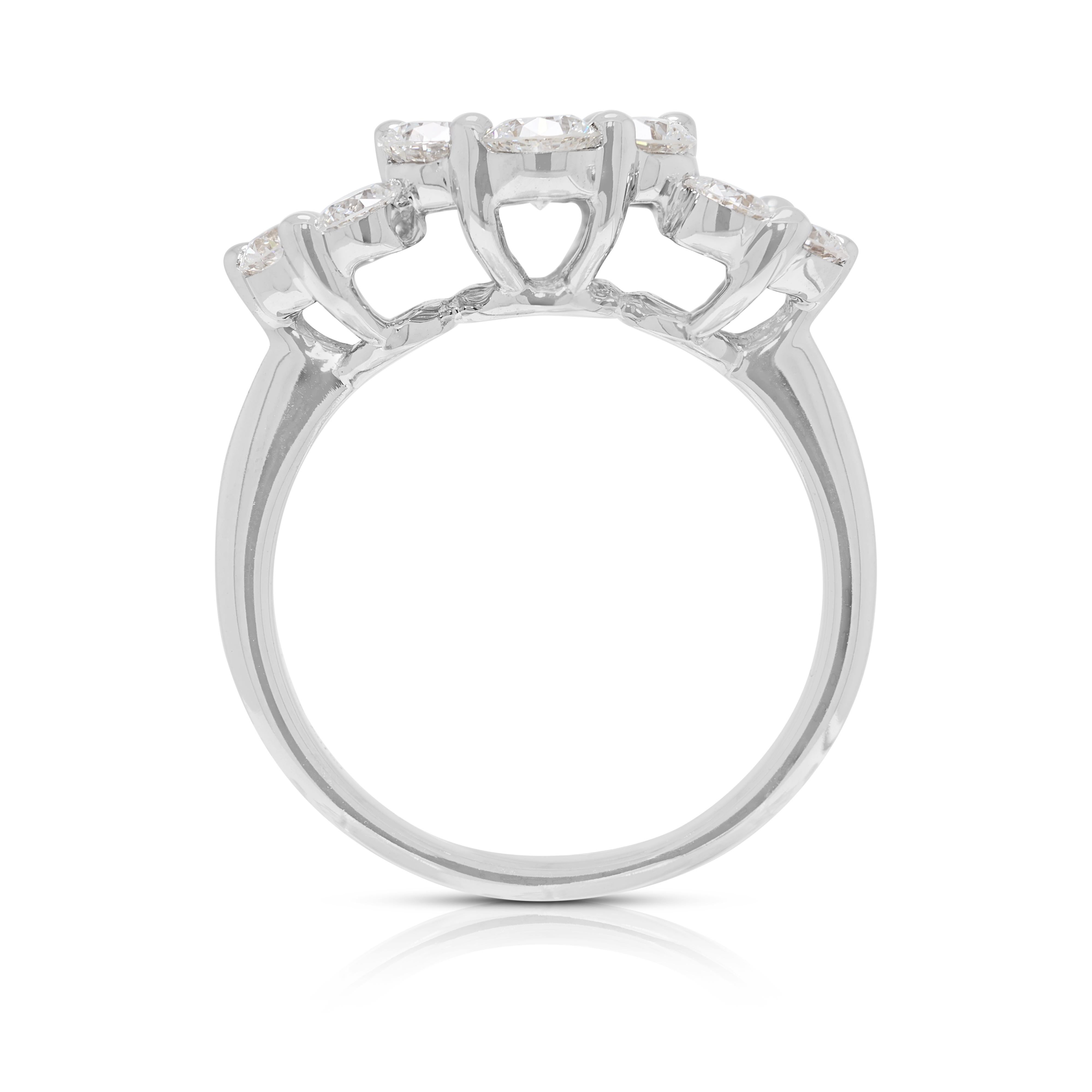 Bague éblouissante en or blanc 18 carats de 1,80 ct de diamants naturels en grappe en vente 2