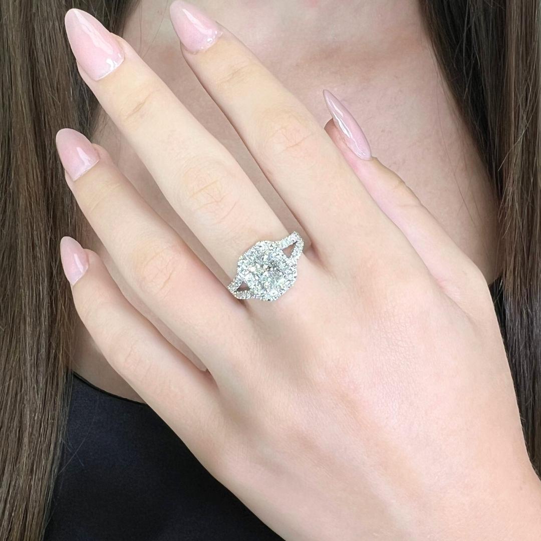 Bague halo en or blanc 18 carats de 1,81 ct de diamants éblouissants - certifiée IGI

Cette luxueuse bague de halo en or blanc 18 carats est centrée sur un éblouissant diamant taille radiant de 1,01 carat. L'excellente coupe assure un retour maximal