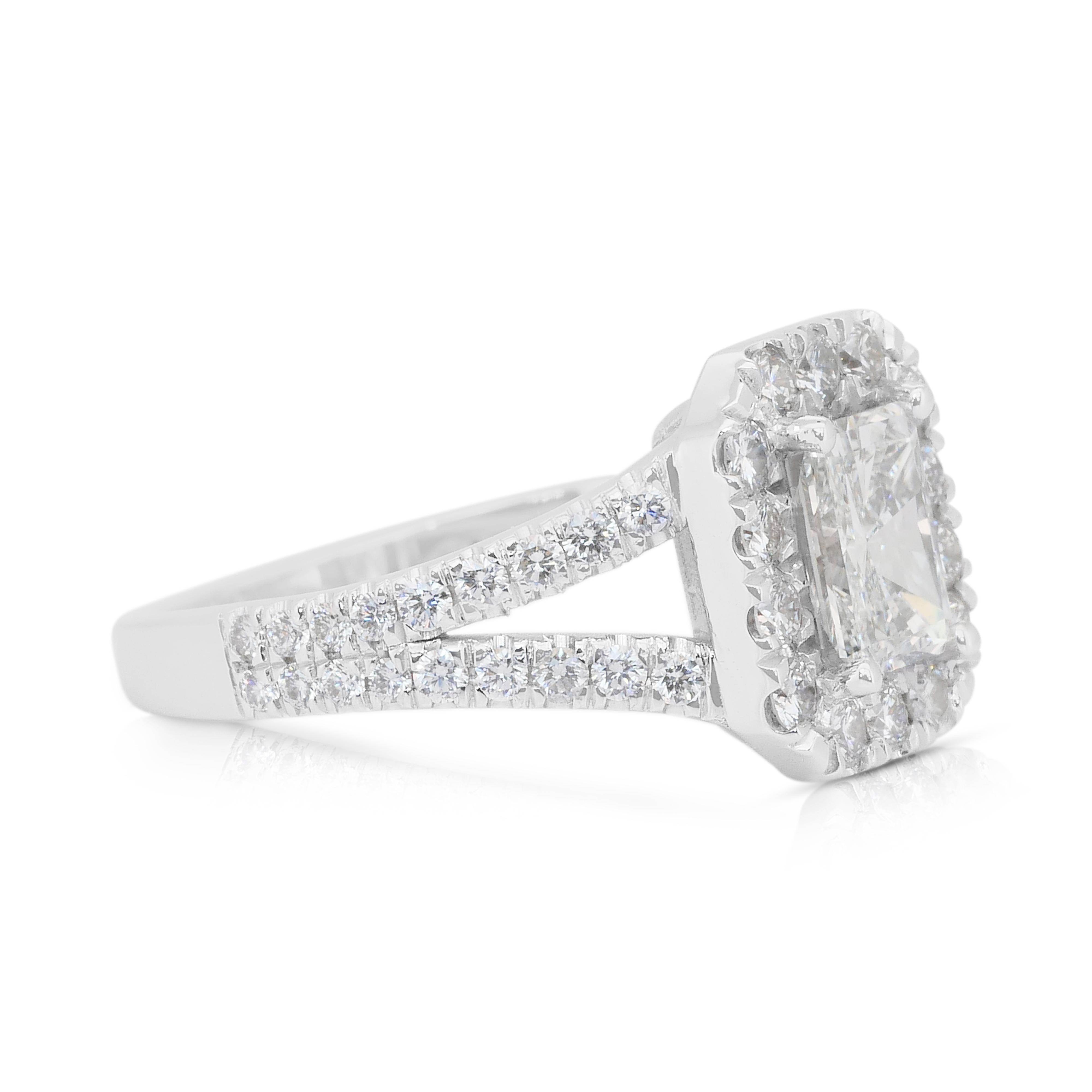 Taille radiant Bague halo en or blanc 18 carats de 1,81 ct de diamants éblouissants - certifiée IGI en vente