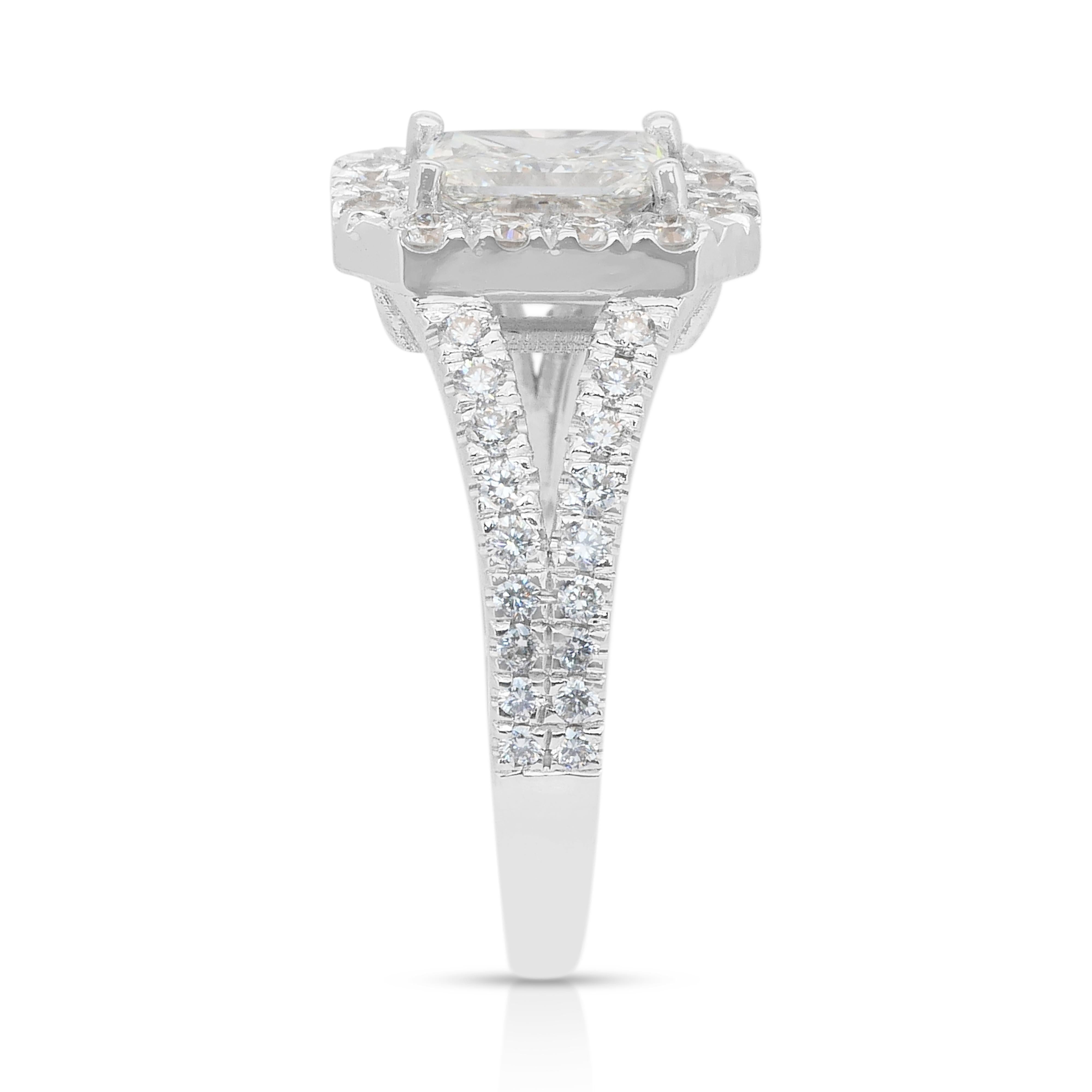 Bague halo en or blanc 18 carats de 1,81 ct de diamants éblouissants - certifiée IGI en vente 2