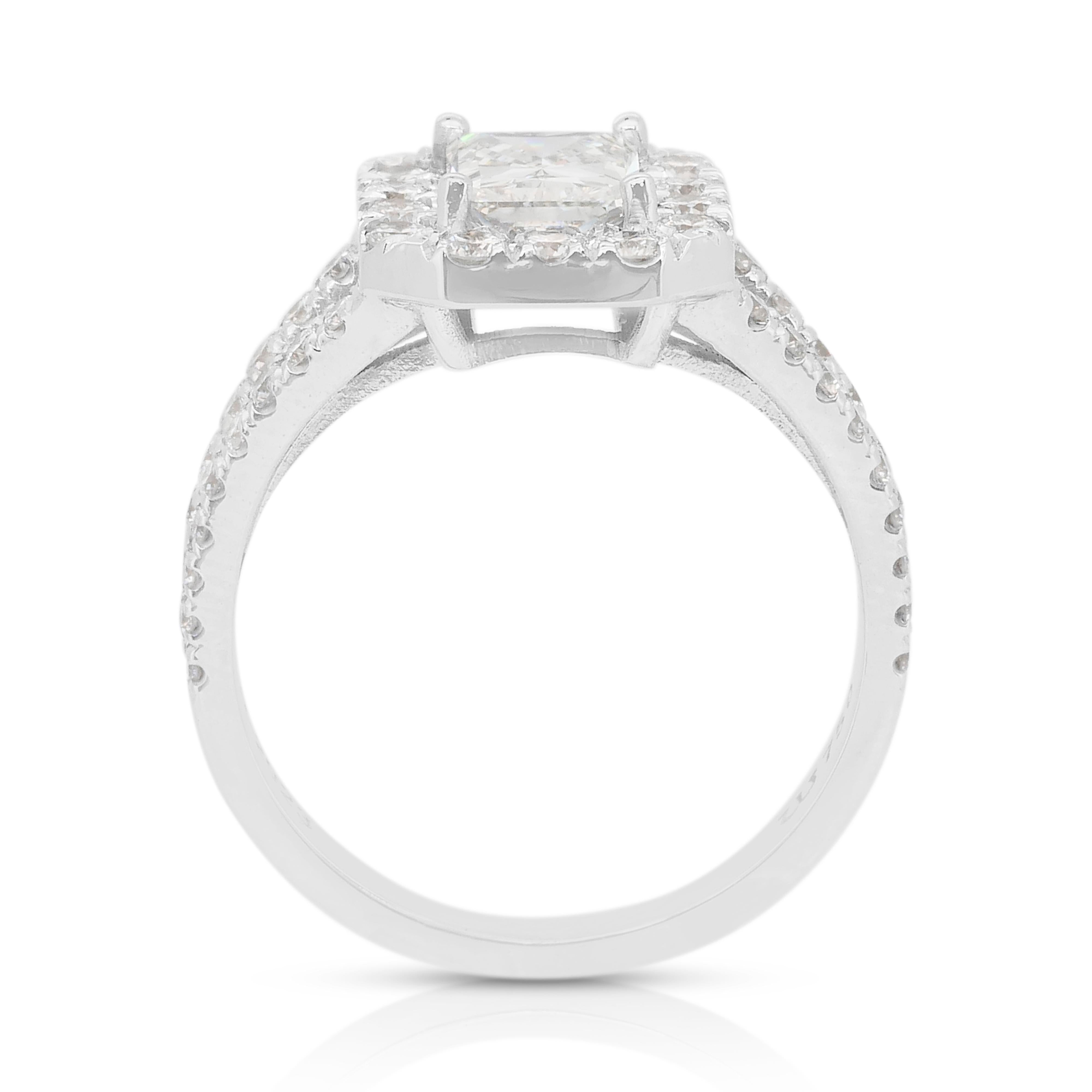Bague halo en or blanc 18 carats de 1,81 ct de diamants éblouissants - certifiée IGI en vente 4