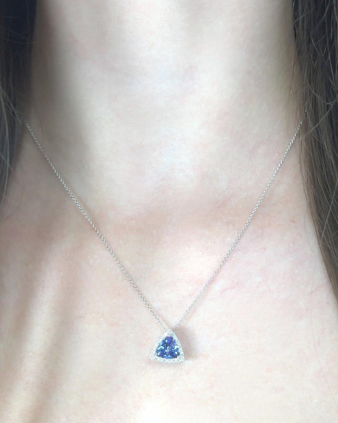 Dazzling 1.84ct Tanzanite and Diamonds Necklace with Pendant in 18k White Gold - IGI Certified

This refined 18K white gold necklace showcases a striking 1.63ct trilliant-cut tanzanite, glowing with a vivid violetish-blue hue that is both rare and