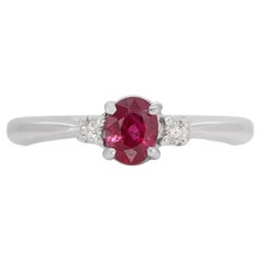 Splendido anello a tre pietre in oro bianco 18k con rubino naturale da 0,34 carati e diamanti NGI Cert