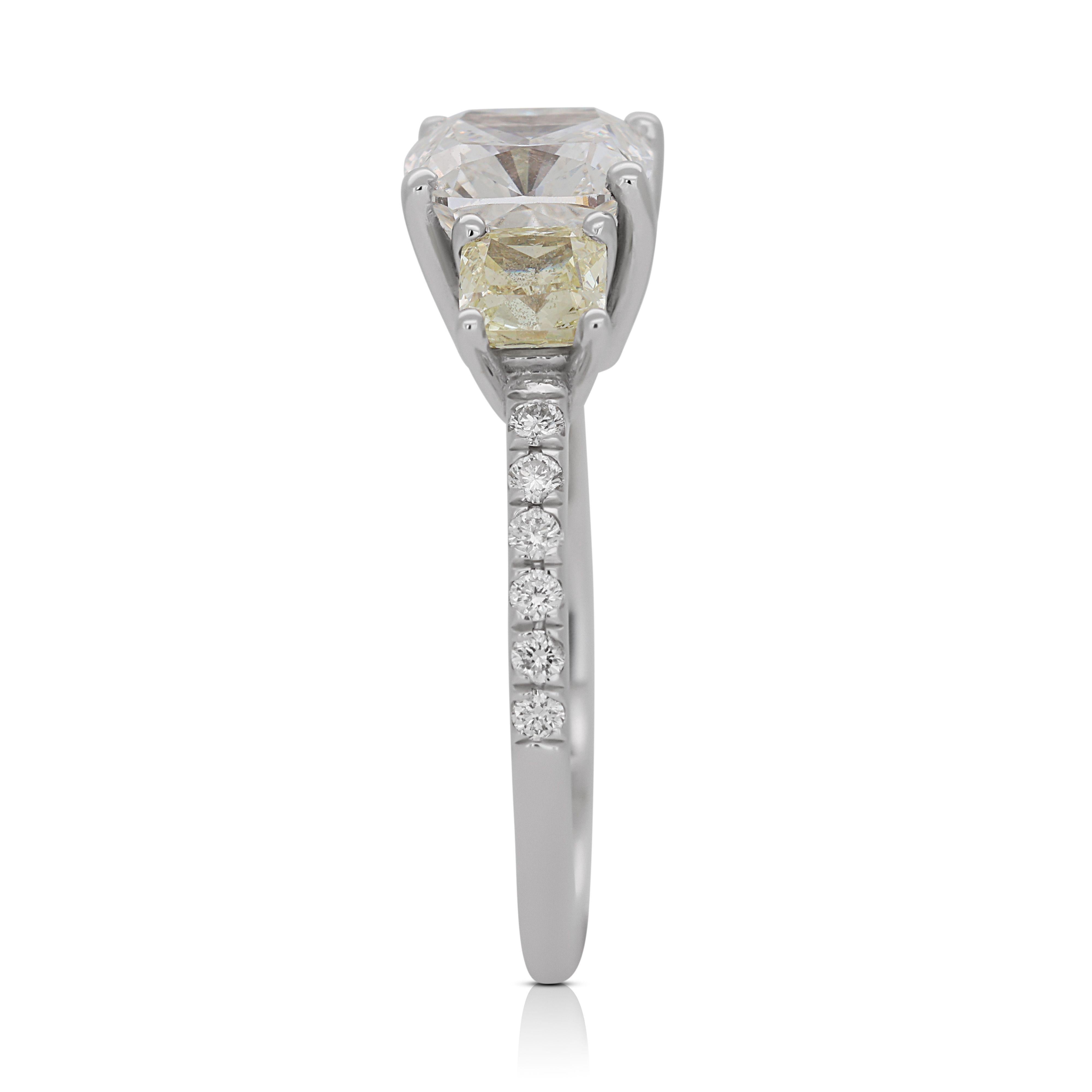 Dazzling 18k White Gold 3 Stone Ring with 2.57 ct Natural Diamonds GIA Cert In New Condition For Sale In רמת גן, IL