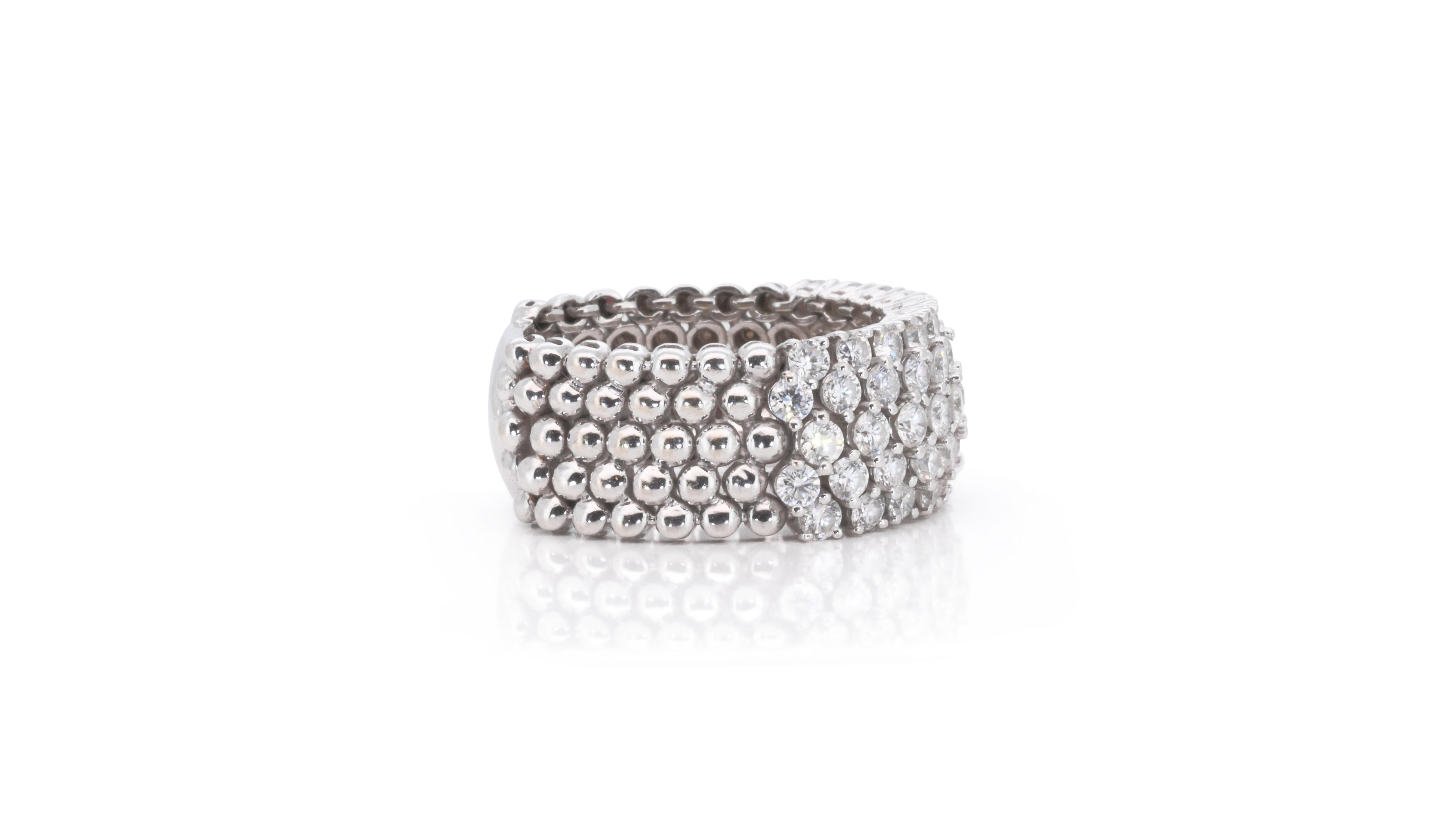 Dazzling 18k White Gold Dome Ring with 1.6 Carat Natural Diamonds In condizioni ottime a רמת גן, IL