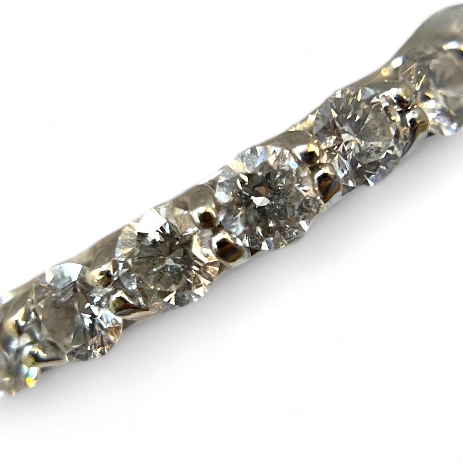 Celebra un'eleganza senza tempo con questo anello dell'eternità in oro bianco 18 carati, caratterizzato da un'abbagliante serie di diamanti per un totale di 1,26 carati. Ogni pietra è incastonata meticolosamente per creare un cerchio continuo di