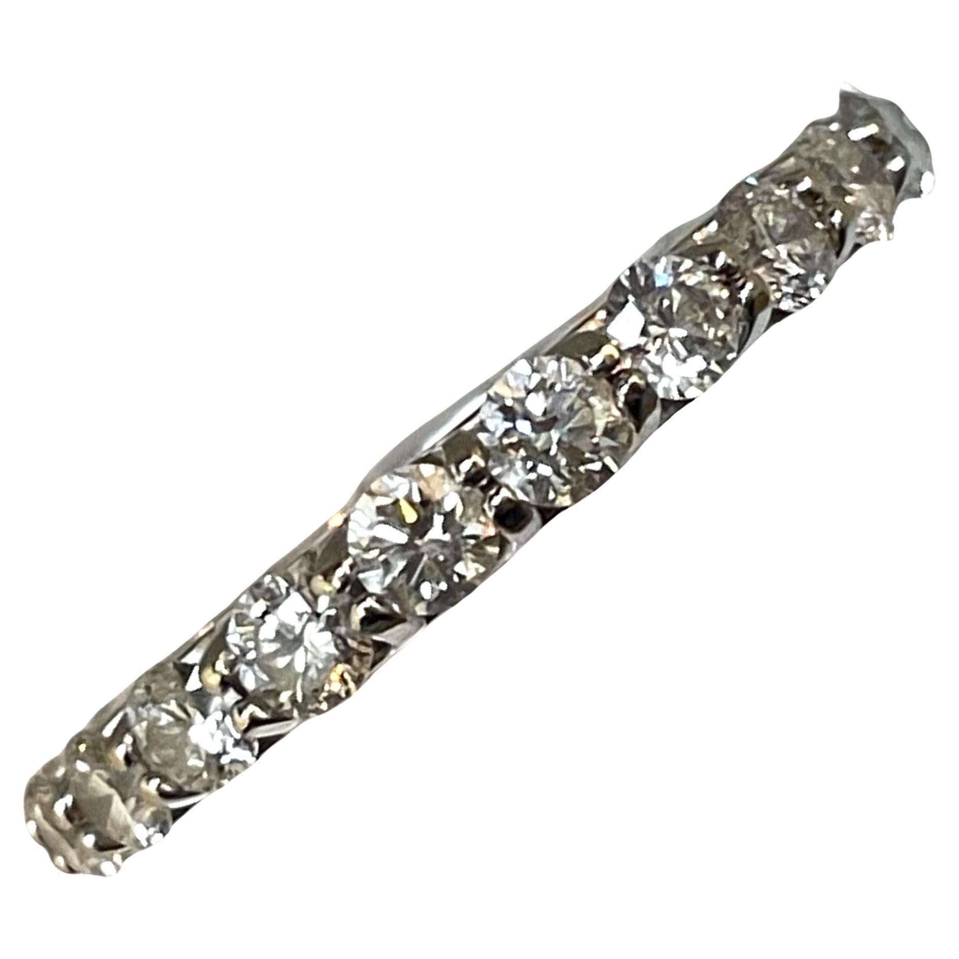 Deslumbrante alianza de oro blanco de 18 quilates con diamantes de 1,26 TCW