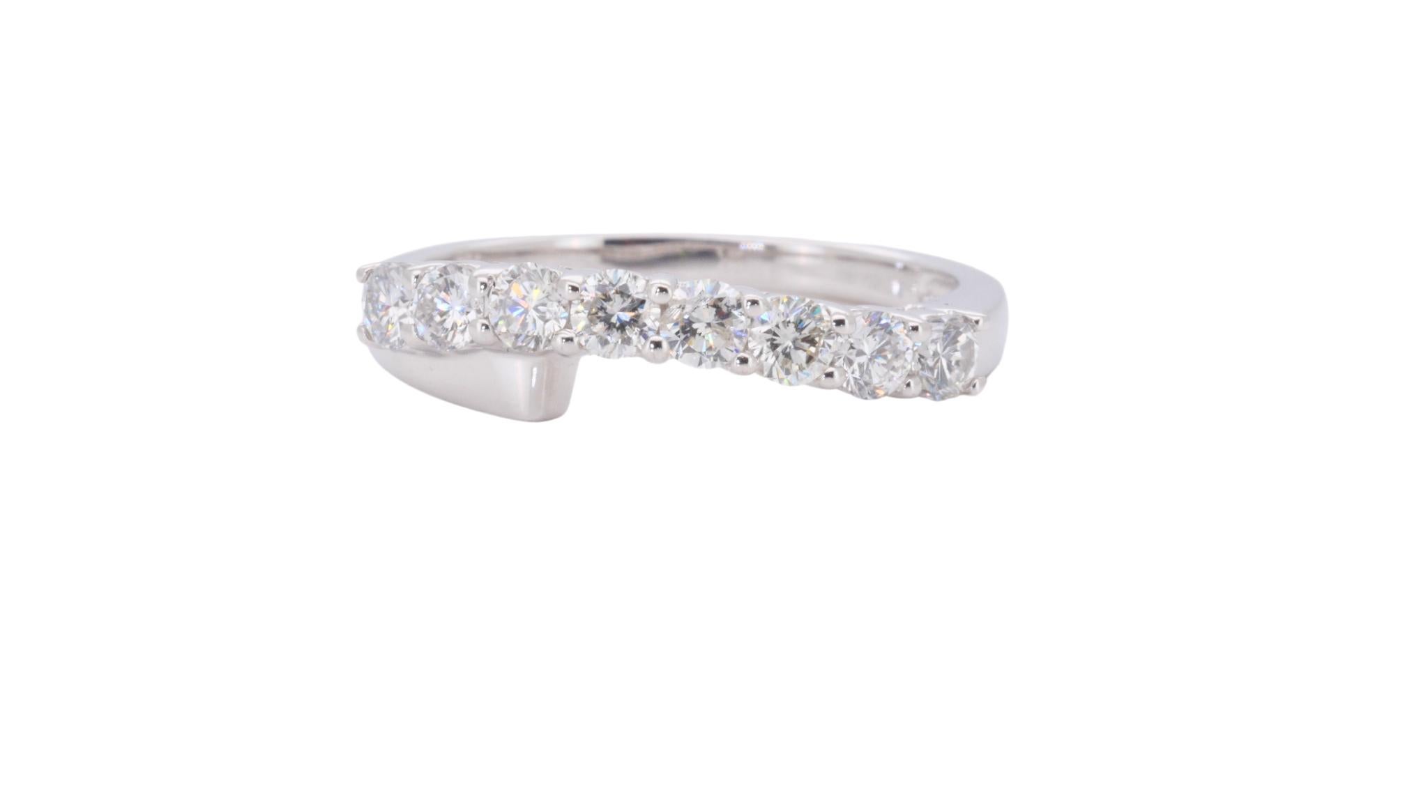 Éblouissante bague d'éternité en or blanc 18 carats avec diamants naturels de 0,65 carat 