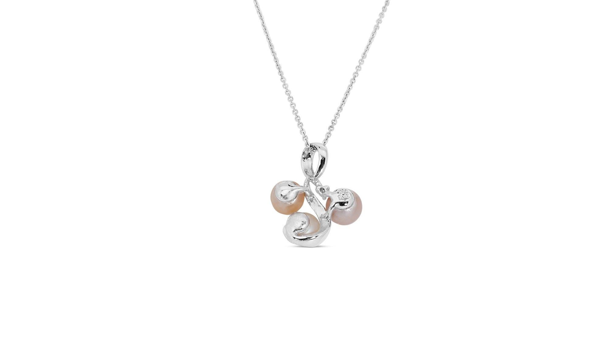 A simple yet elegant necklace with a pendant with a dazzling 0.01 carat round brilliant diamond and 3 natural pearls. The jewelry is made of 18K White Gold with a high-quality polish. It comes with an AIG certificate and a nice jewelry box.

1