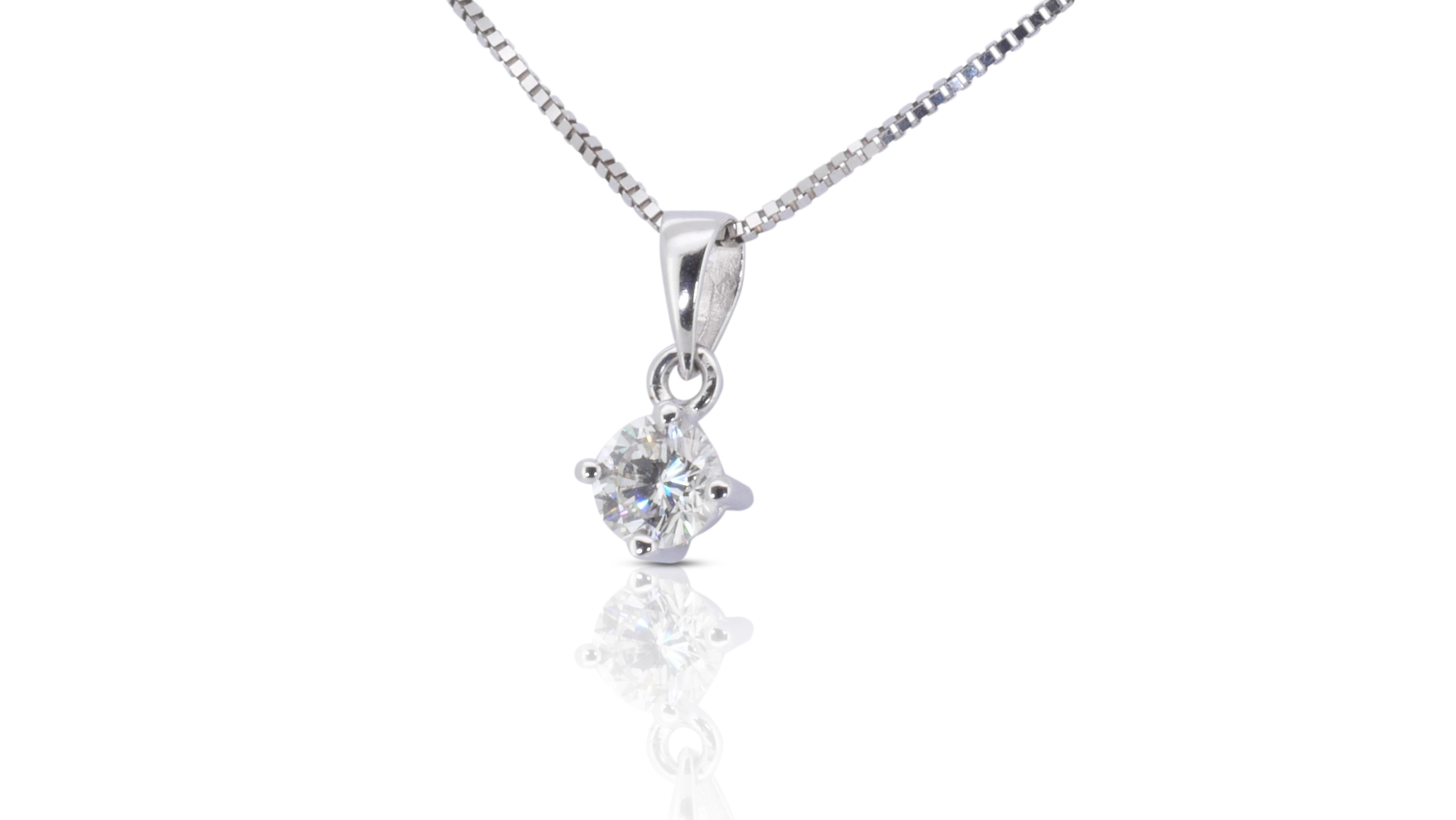 A beautiful pendant with a dazzling 0.19 carat round brilliant diamonds. The jewelry is made of 18K white gold with a high quality polish. It comes with a nice jewelry box.

1 diamond main stone of 0.19 carat
cut: round brilliant
color: G
clarity: