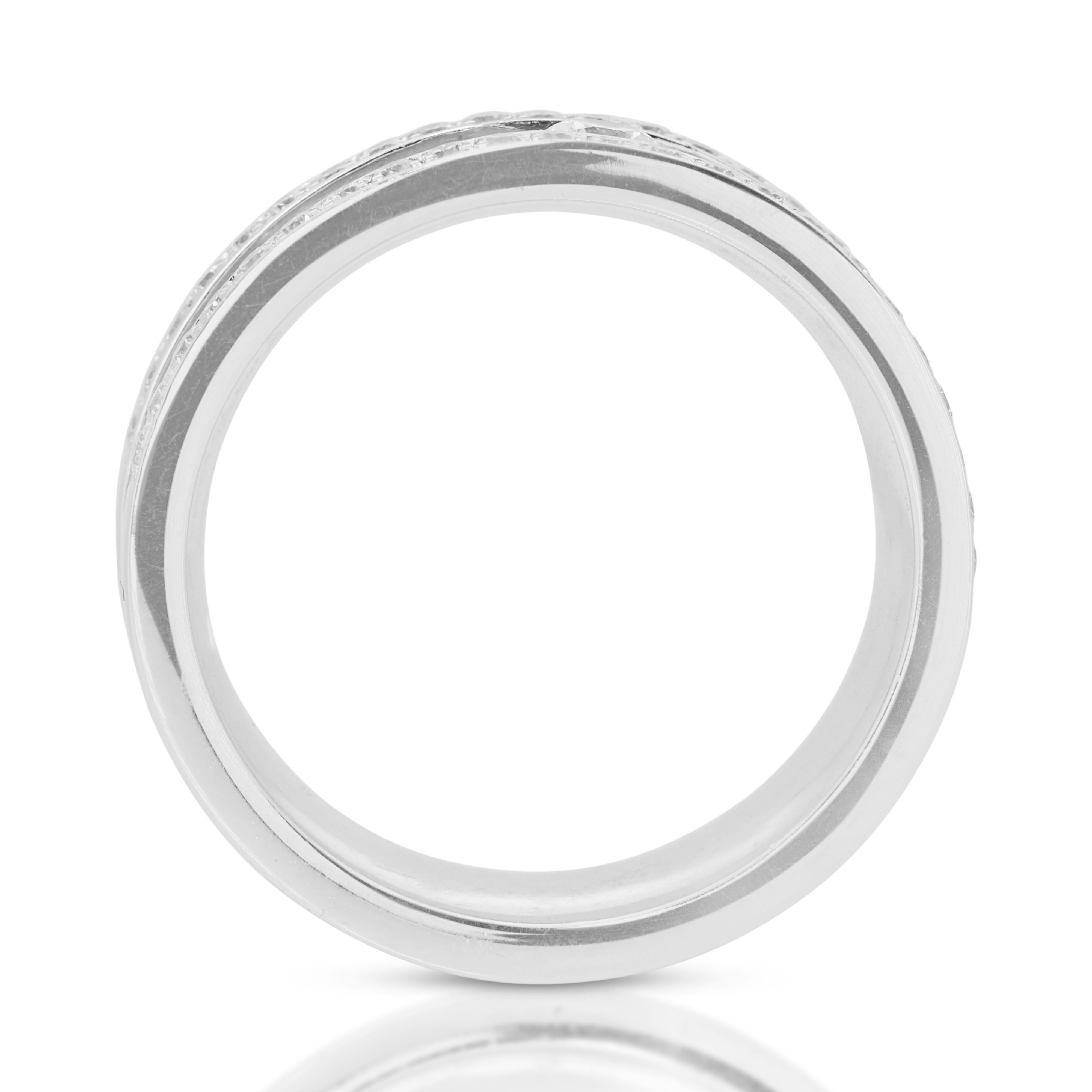 Round Cut Dazzling 18K White Gold Ring with 0.55 ct Natural Diamonds For Sale