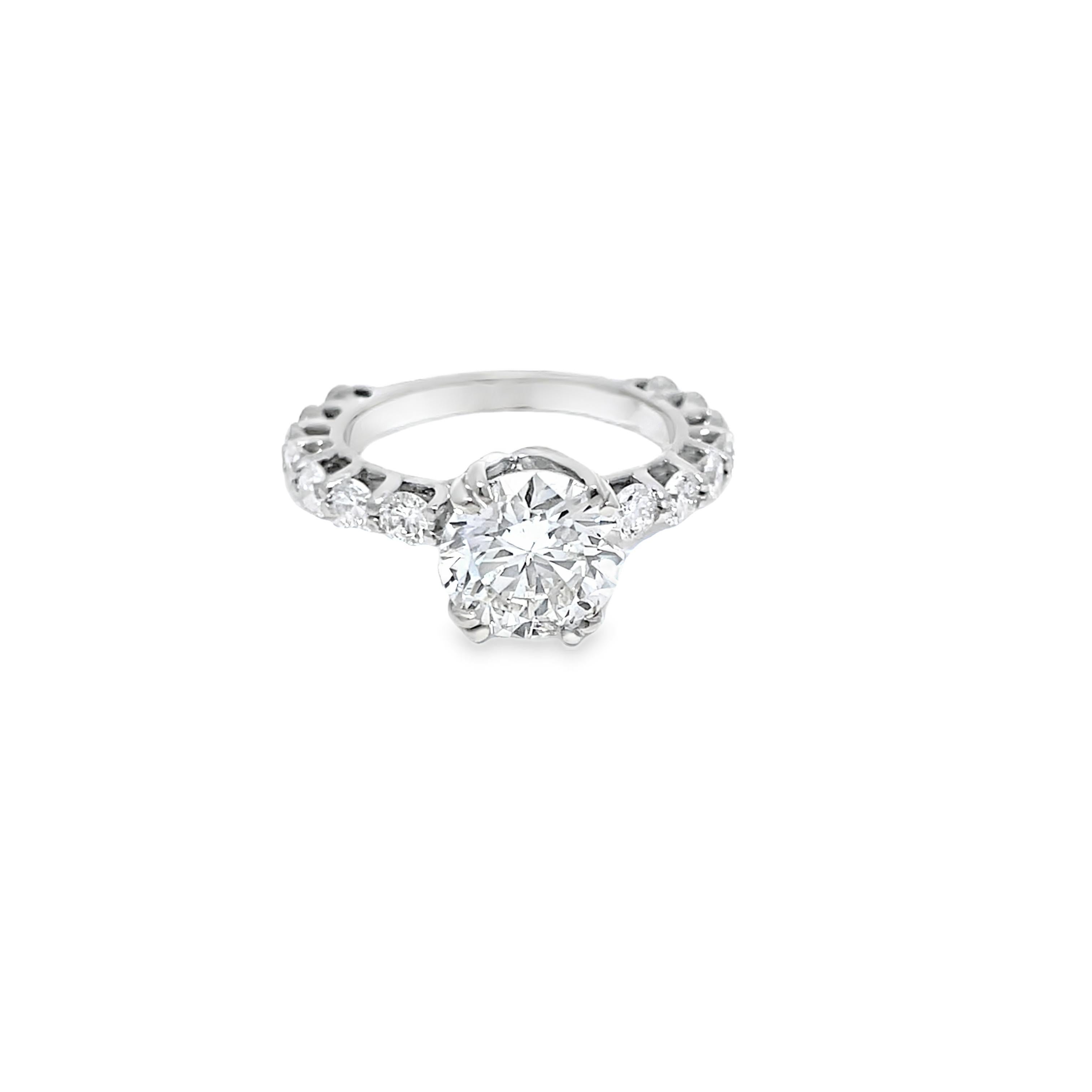 Célébrez l'élégance intemporelle avec cette bague de mariage en or blanc 18 carats, ornée au centre d'un diamant naturel Bigli Round Brilliant de 2,30 carats N/I1 certifié par la GIA, qui s'étend sur un éblouissant éventail de petits diamants