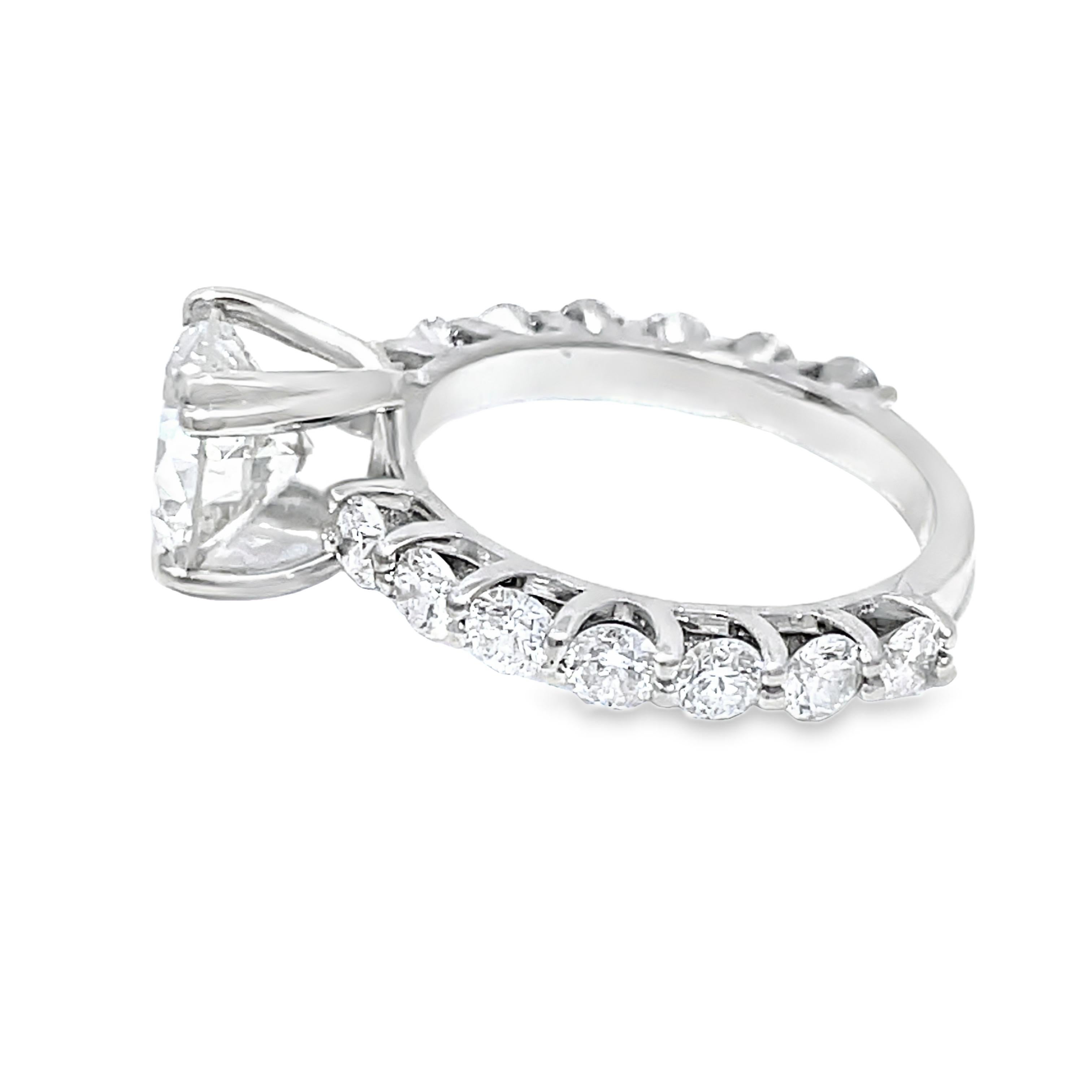 Moderne Bague éblouissante en or blanc 18 carats avec un diamant rond central certifié GIA de 2,30 carats en vente
