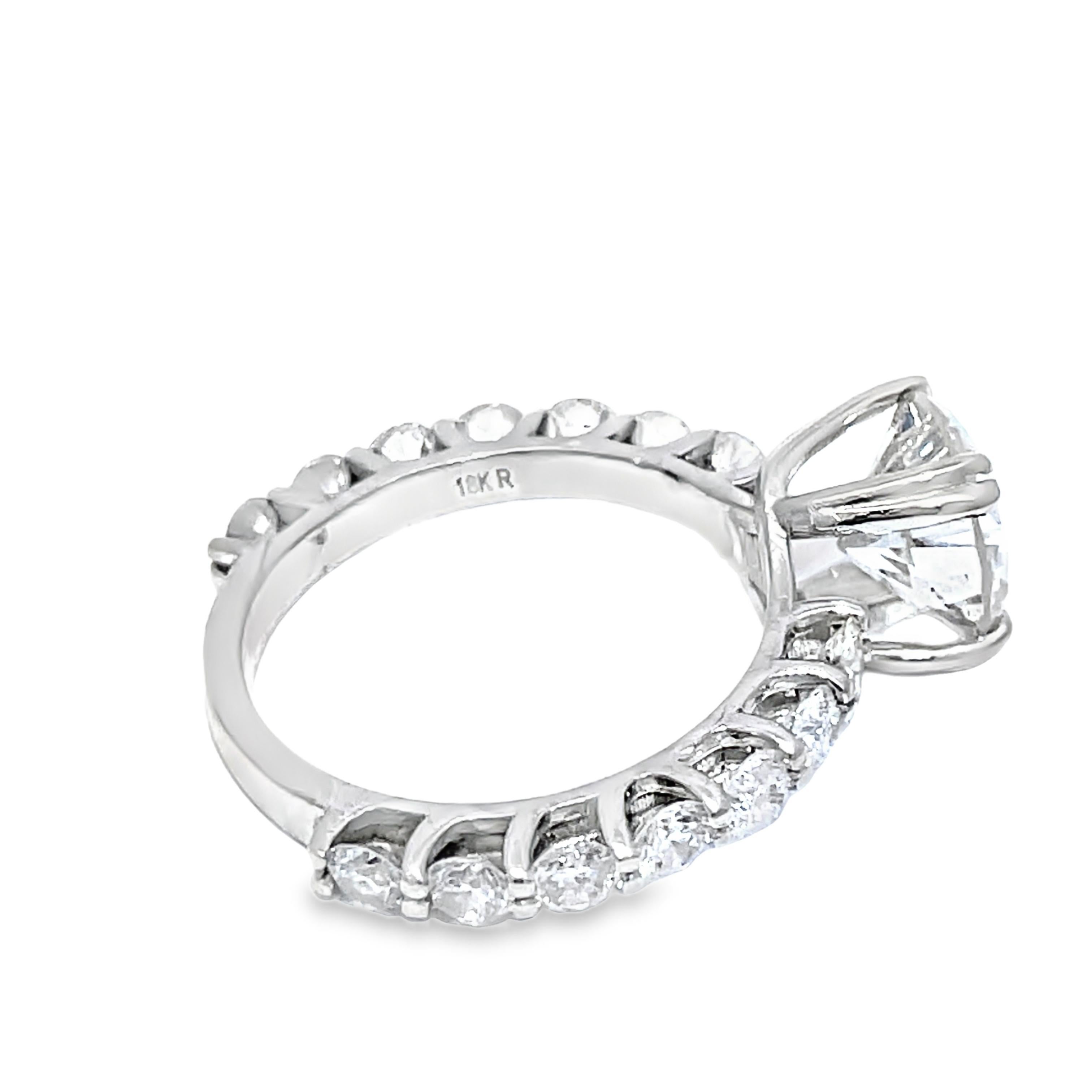 Taille ronde Bague éblouissante en or blanc 18 carats avec un diamant rond central certifié GIA de 2,30 carats en vente