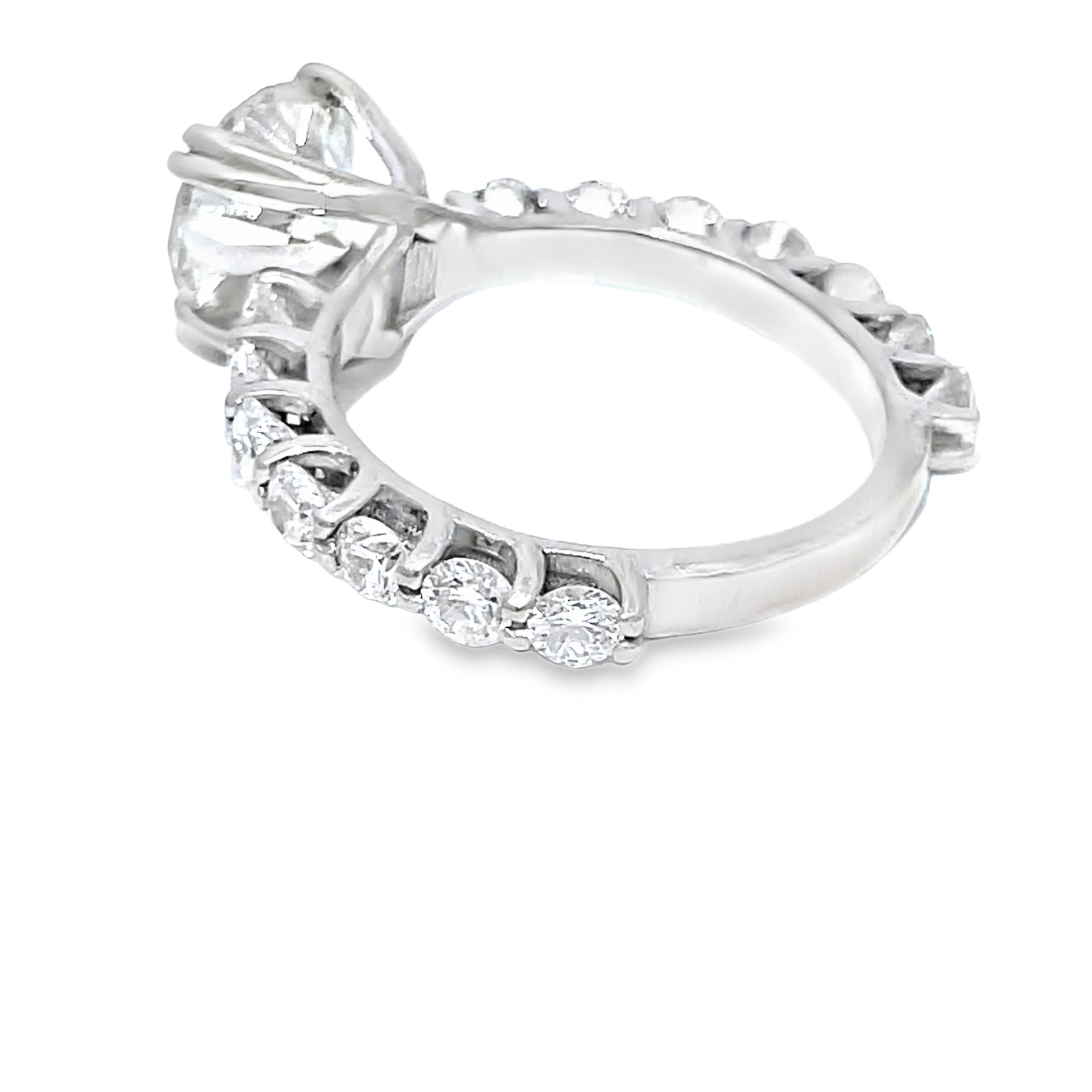 Bague éblouissante en or blanc 18 carats avec un diamant rond central certifié GIA de 2,30 carats Excellent état - En vente à New York, NY