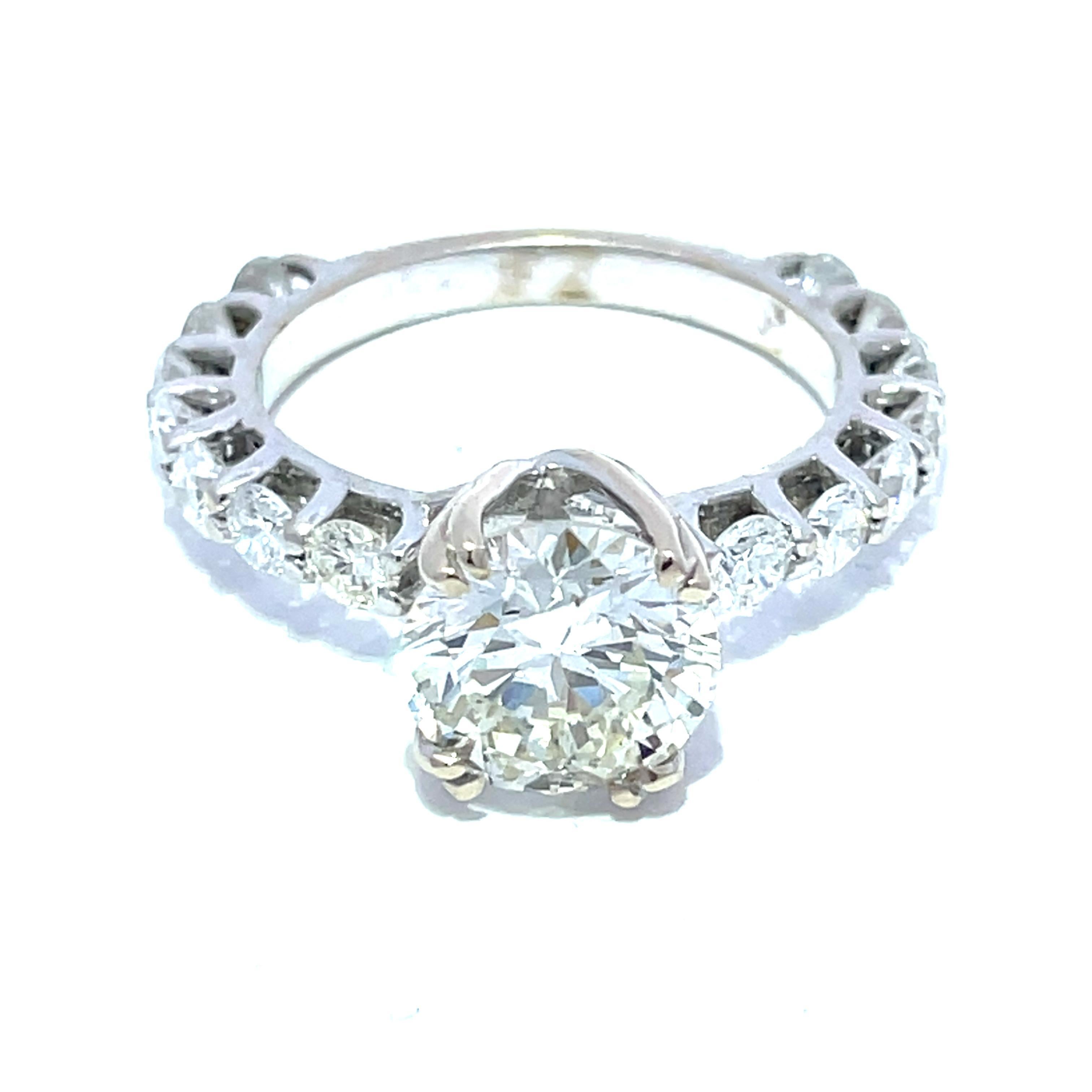 Bague éblouissante en or blanc 18 carats avec un diamant rond central certifié GIA de 2,30 carats Unisexe en vente