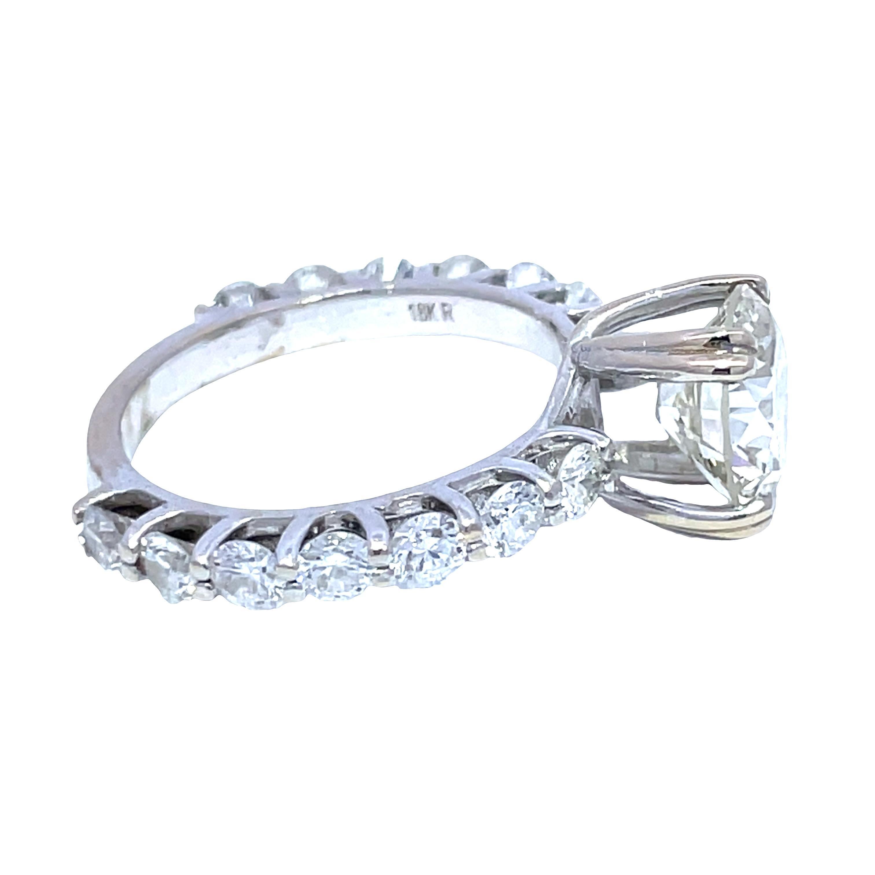 Bague éblouissante en or blanc 18 carats avec un diamant rond central certifié GIA de 2,30 carats en vente 1