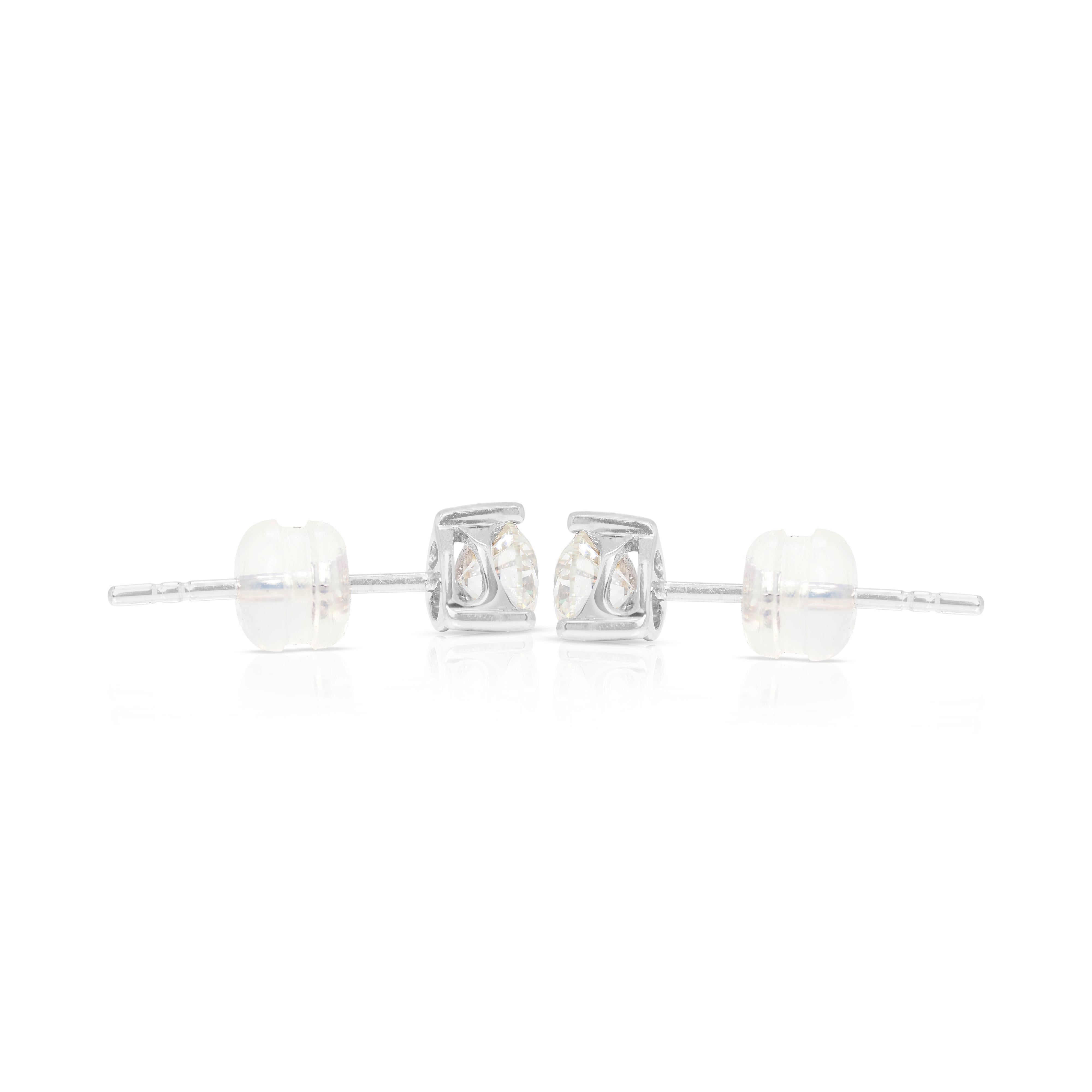 Women's Dazzling 0.80ct Round Brilliant Diamonds Stud Earrings in 18K White Gold For Sale