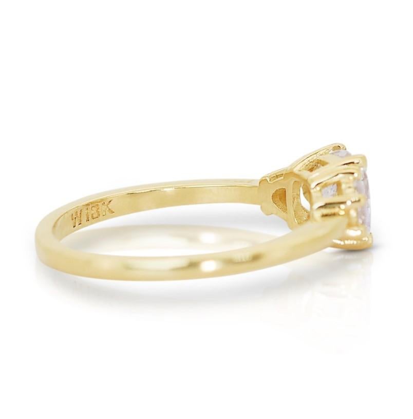 Dazzling 18K Yellow Gold 3 Stone Diamond Ring with 1.22 ct - GIA Certified In New Condition For Sale In רמת גן, IL