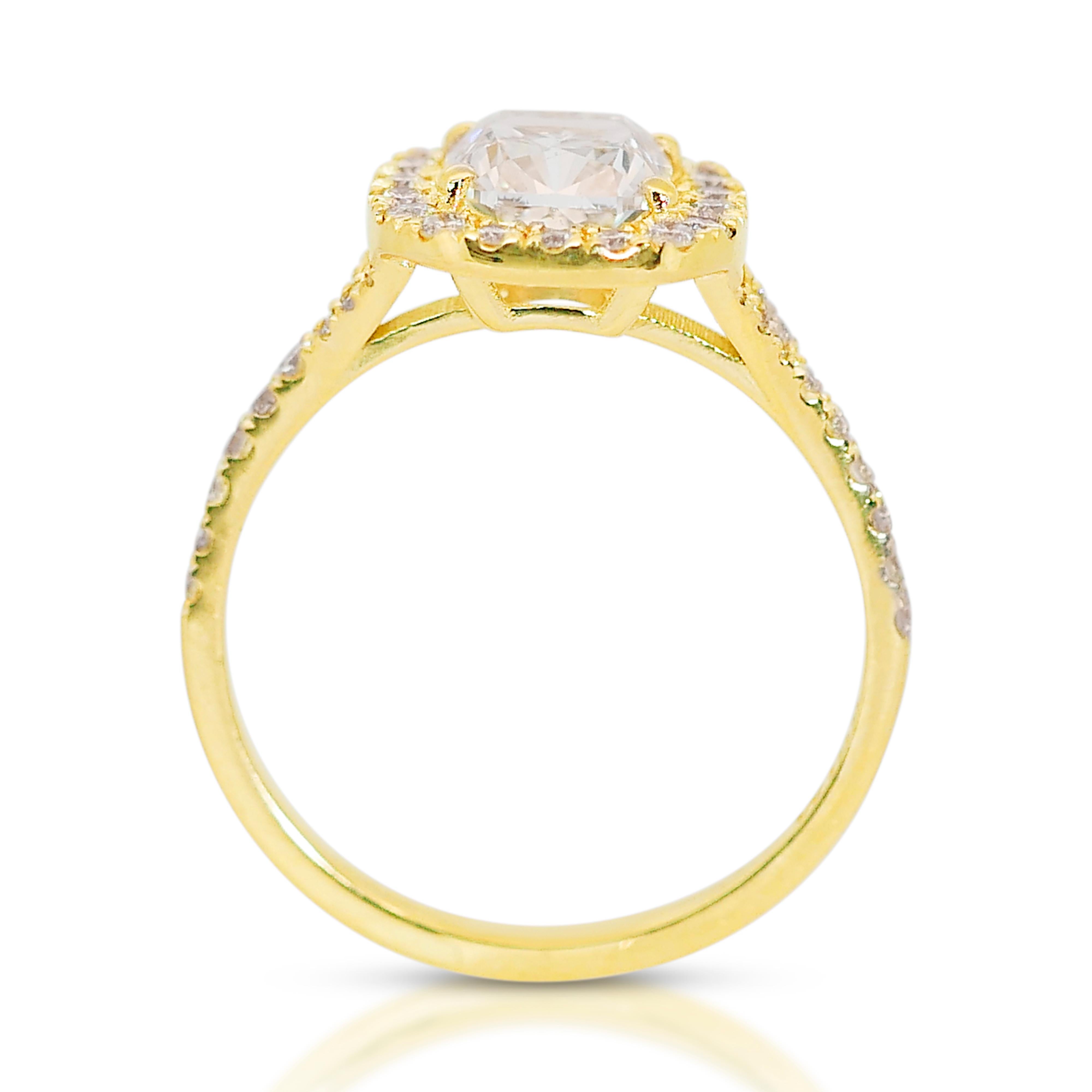 Dazzling 18k Yellow Gold Diamond Halo Ring w/1.85 ct - IGI Certified For Sale 1