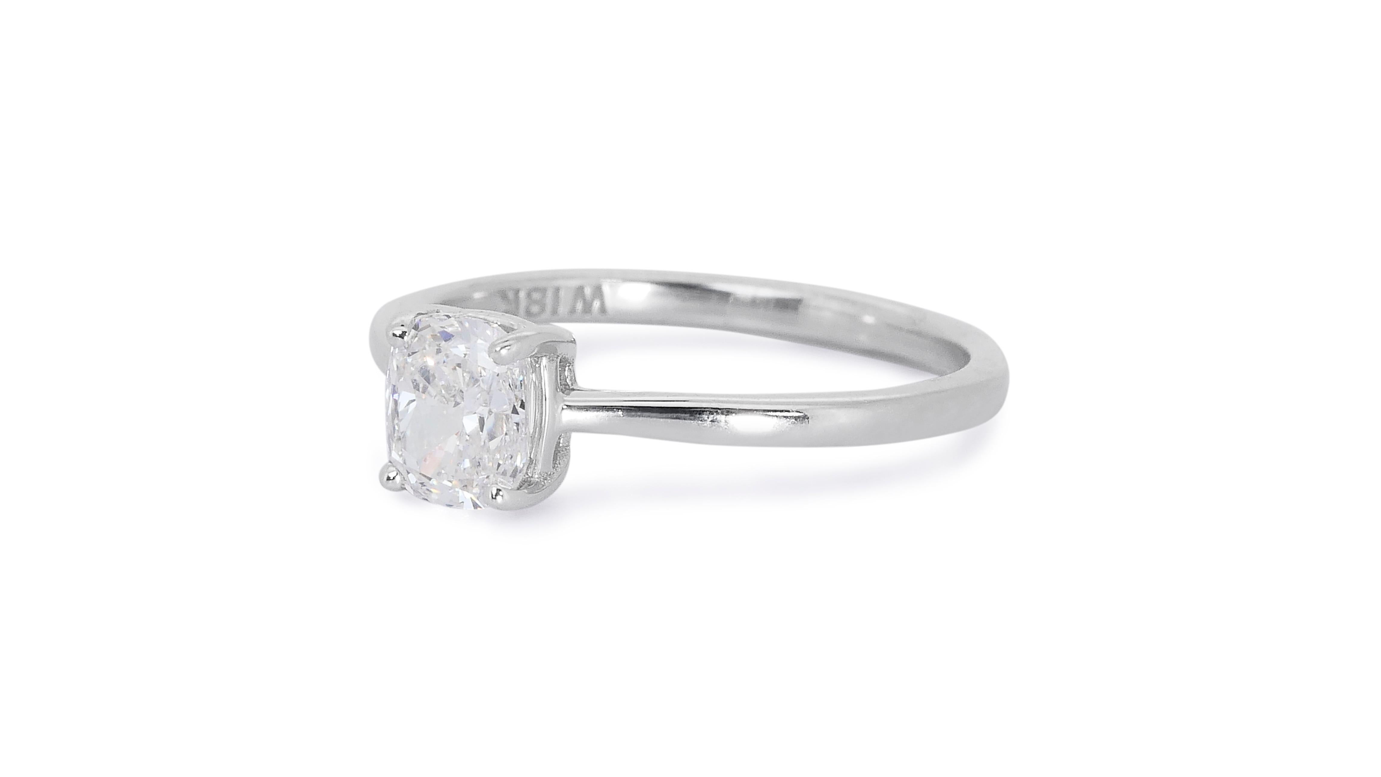 Women's Dazzling 18k Yellow Gold Solitaire Ring W/ 0.9 Carat Natural Diamonds AIG Cert For Sale