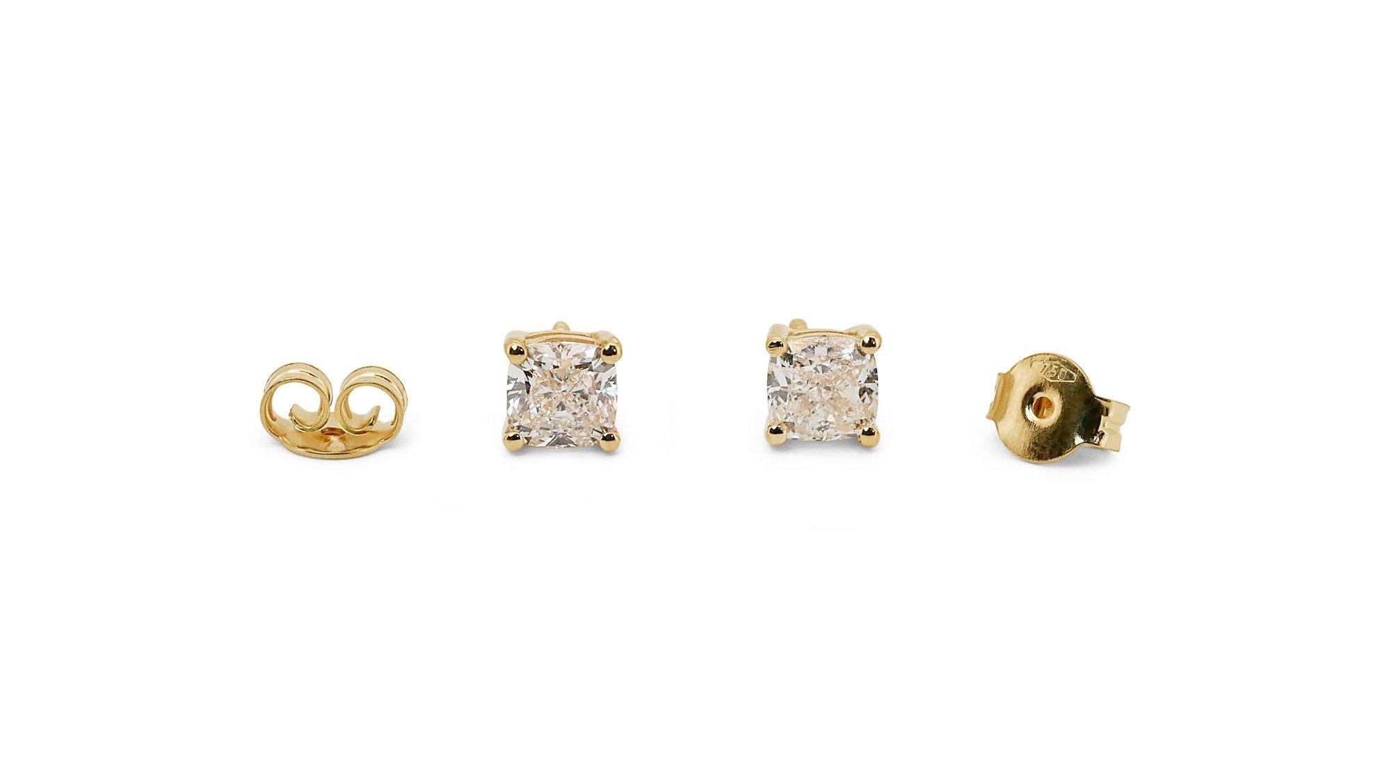 Dazzling 18k Yellow Gold Stud Earrings 1.50ct Natural Diamonds AIG Certificate In New Condition In רמת גן, IL