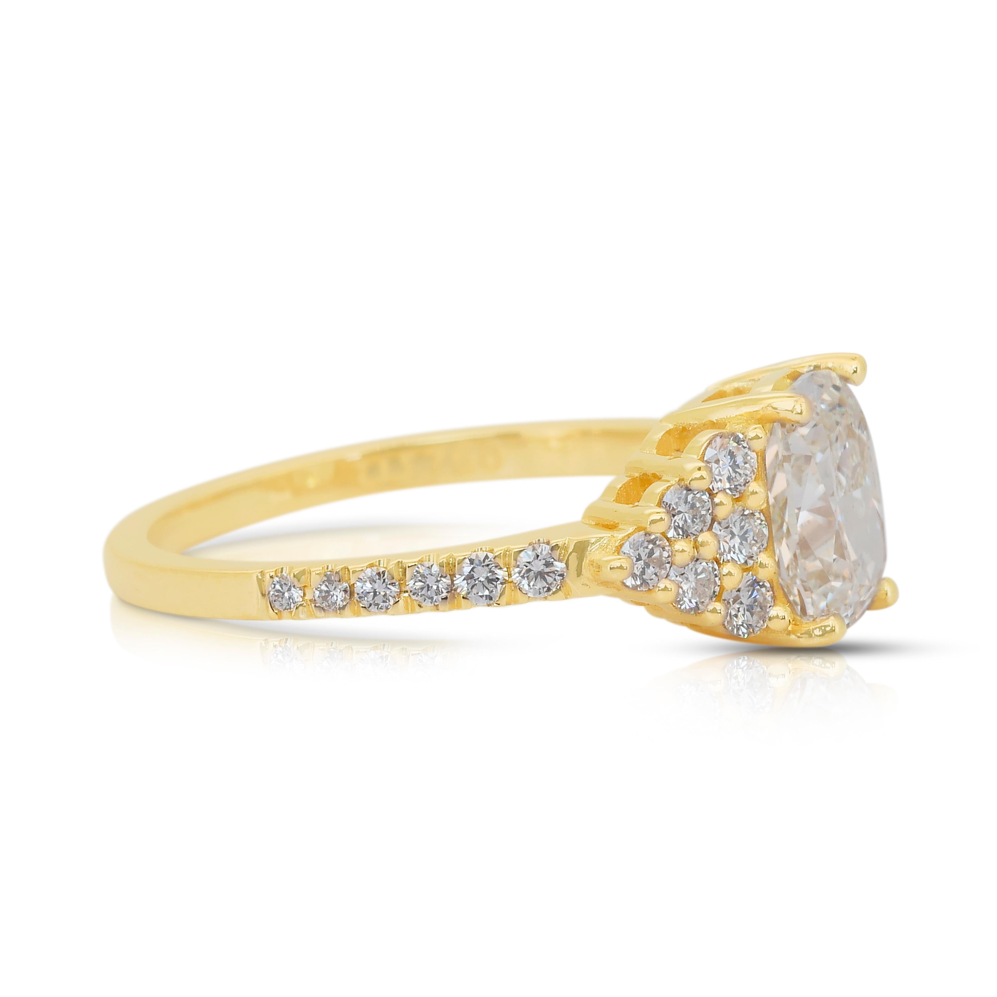 Taille coussin Éblouissante bague en or jaune 18 carats de 1,96 ct de diamants naturels - certifiée IGI en vente