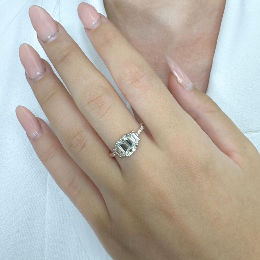 Anello a tre pietre con 2,12 carati di diamanti in oro rosa e bianco 18 carati - Certificato IGI

Questo squisito anello a tre pietre con diamante bicolore in oro rosa e bianco 18 carati sposa perfettamente il calore e la luminosità. Al centro