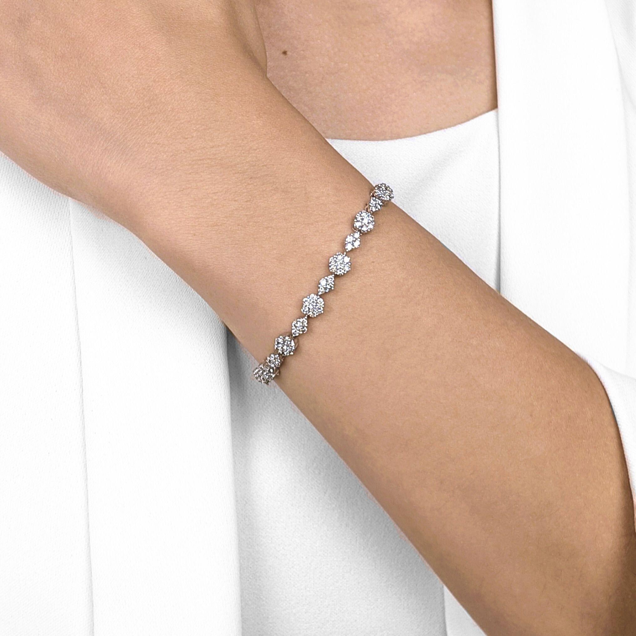 Éblouissant de luxe, ce bracelet en or blanc 18 carats est orné de 143 diamants naturels ronds de taille brillant totalisant 2,15 carats. Chaque diamant, de couleur I et de pureté SI, est soigneusement serti pour créer un éclat continu qui rayonne