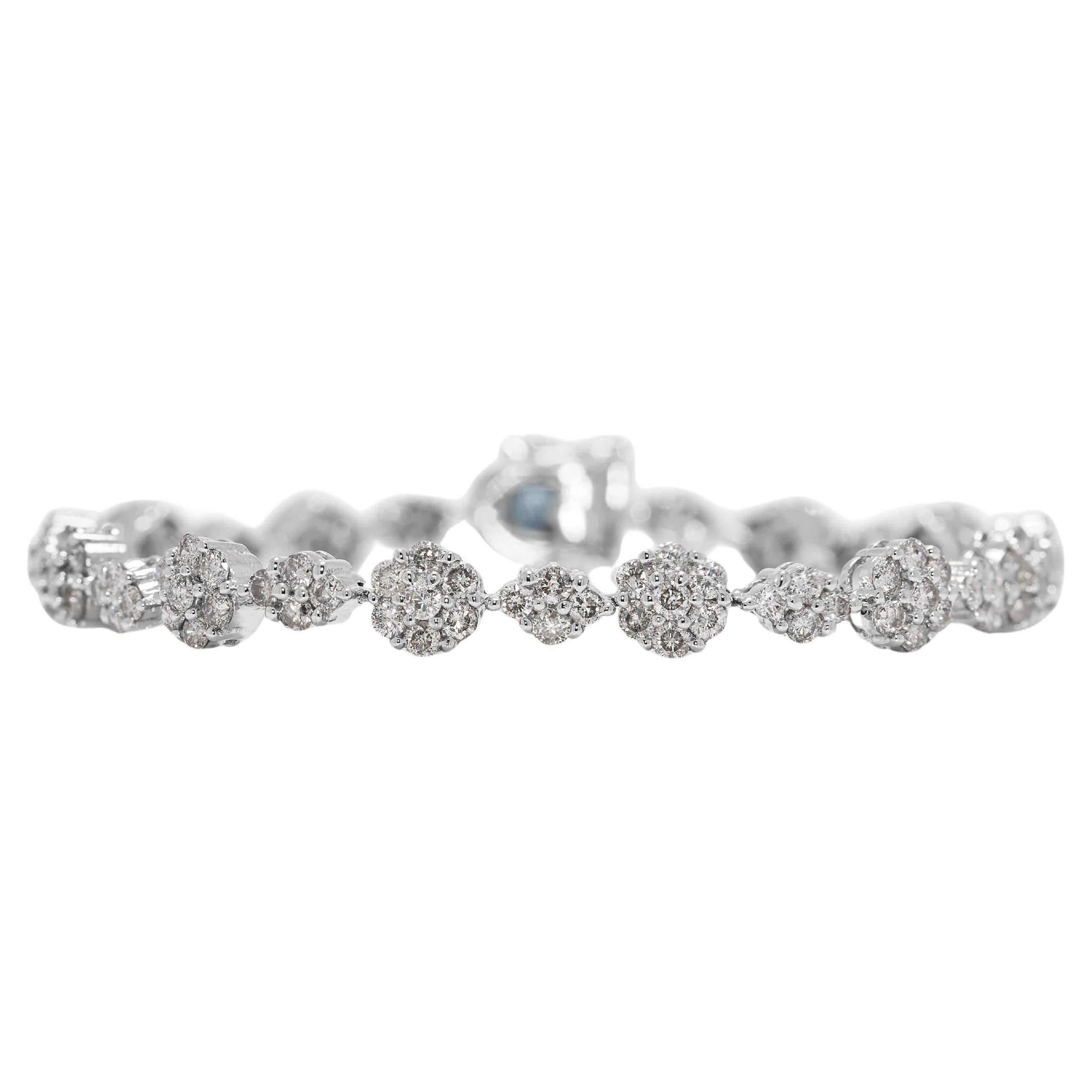 Bracelet éblouissant en or blanc 18 carats composé de diamants naturels de 2,15 ct. en vente